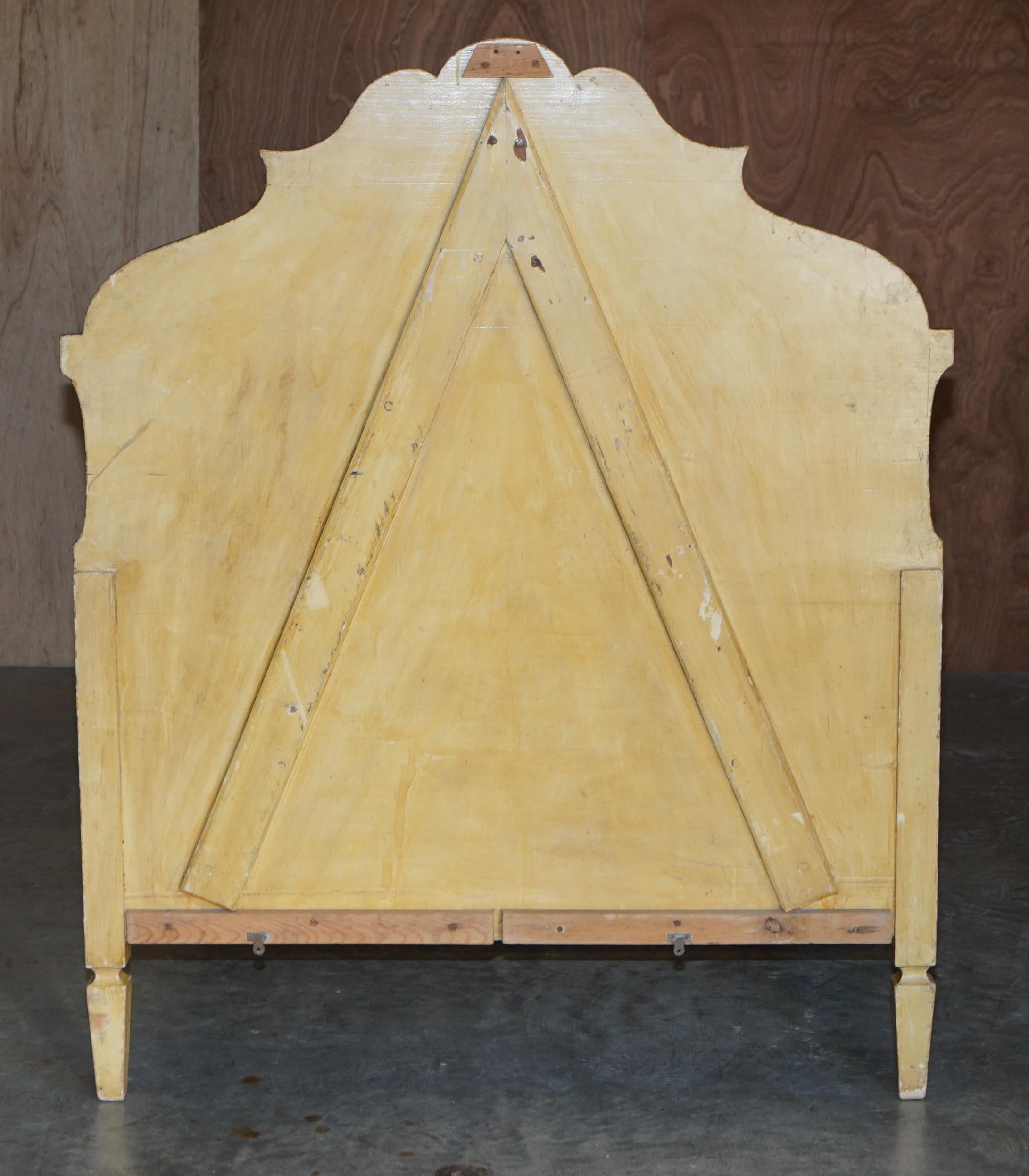 Antiguo Marco de Cama Francés Pintado a Mano y Decorado con Lamas de Pino y Roble en venta 11