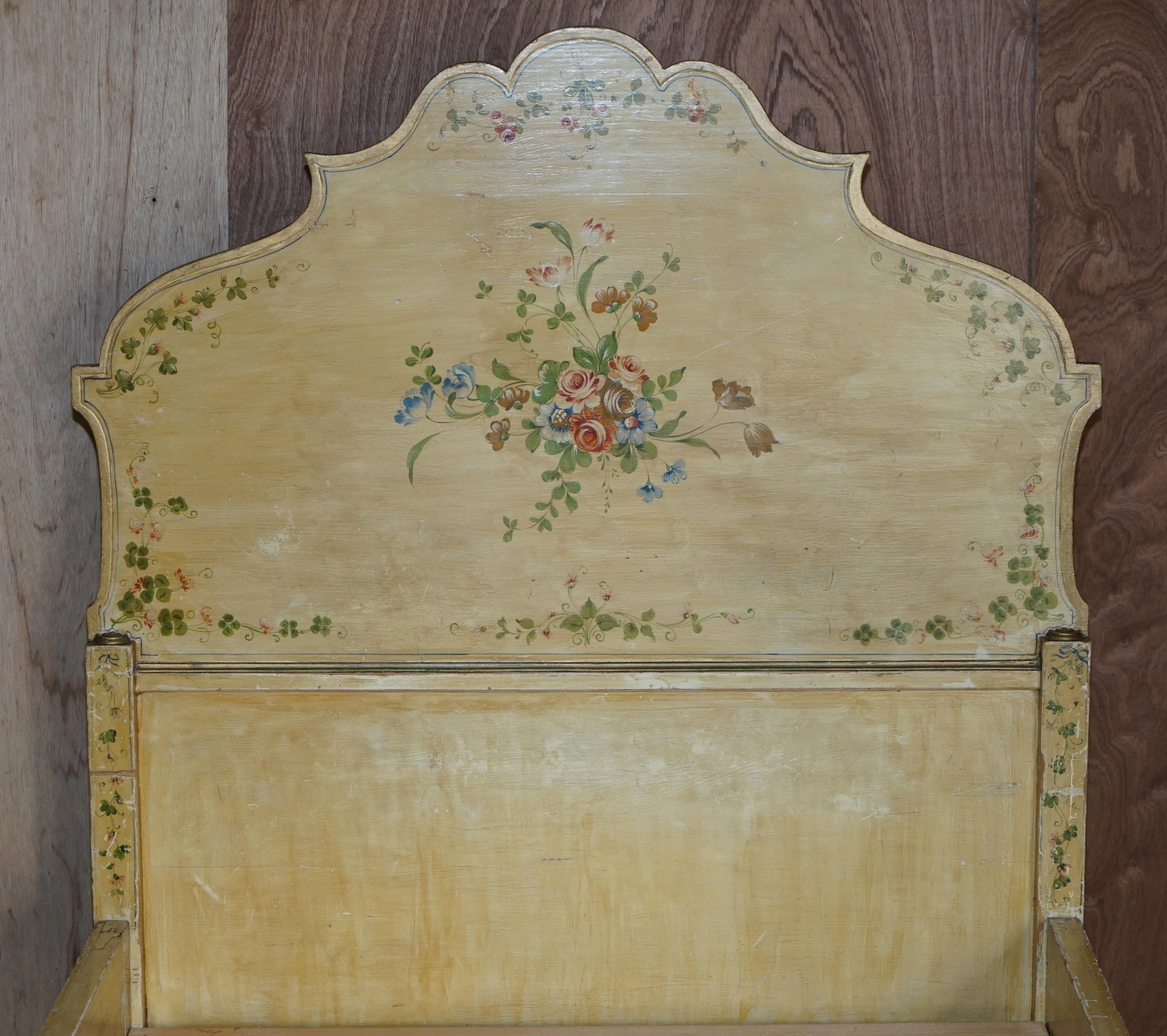 Antiguo Marco de Cama Francés Pintado a Mano y Decorado con Lamas de Pino y Roble Napoleón III en venta