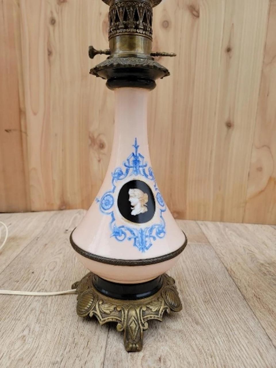 Antiguas Lámparas de Sobremesa Francesas de Porcelana y Latón Pintadas a Mano - Pareja Francés en venta