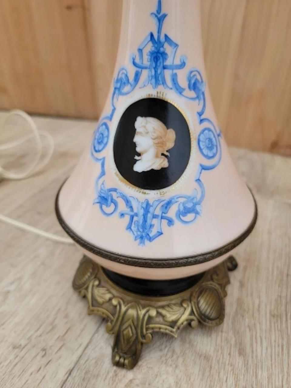 Antiguas Lámparas de Sobremesa Francesas de Porcelana y Latón Pintadas a Mano - Pareja Pintado a mano en venta