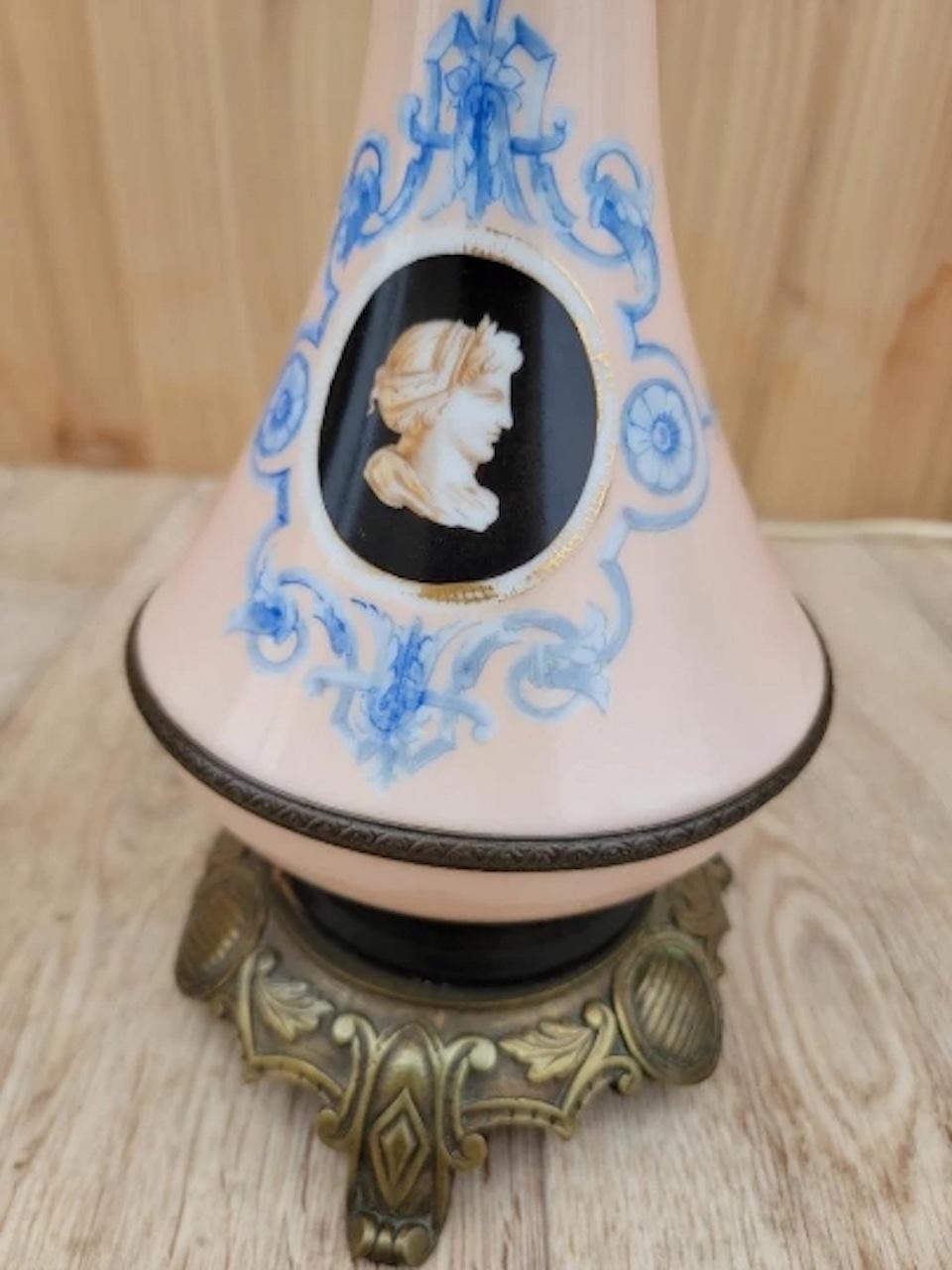 Antiguas Lámparas de Sobremesa Francesas de Porcelana y Latón Pintadas a Mano - Pareja en Bueno estado para la venta en Chicago, IL
