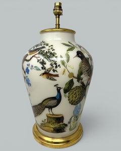 Lampe de table française ancienne en bronze doré, datant du milieu du siècle, ornée d'une nature morte peinte à la main représentant des oiseaux