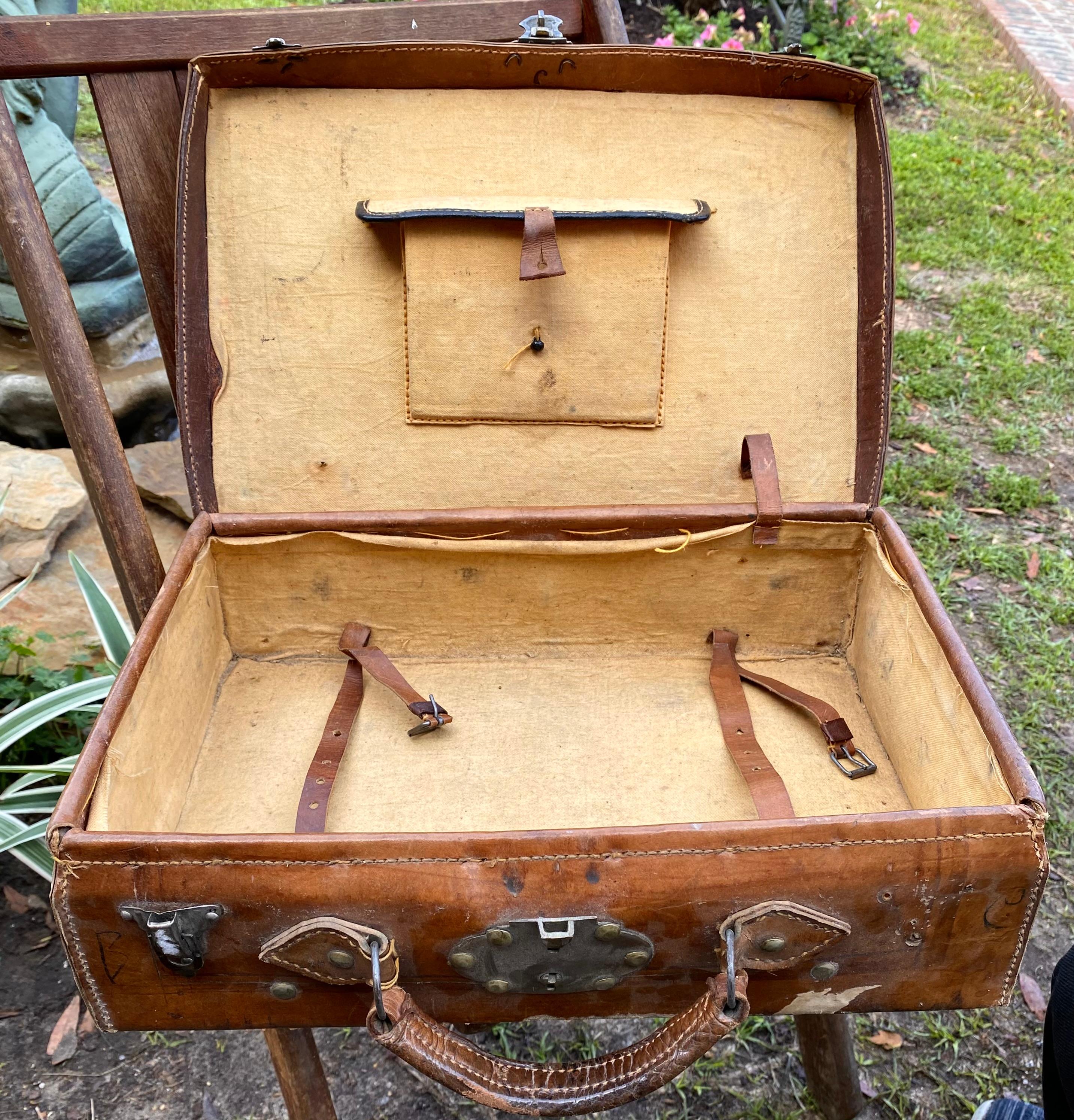 Valise française ancienne en cuir cousue à la main 3