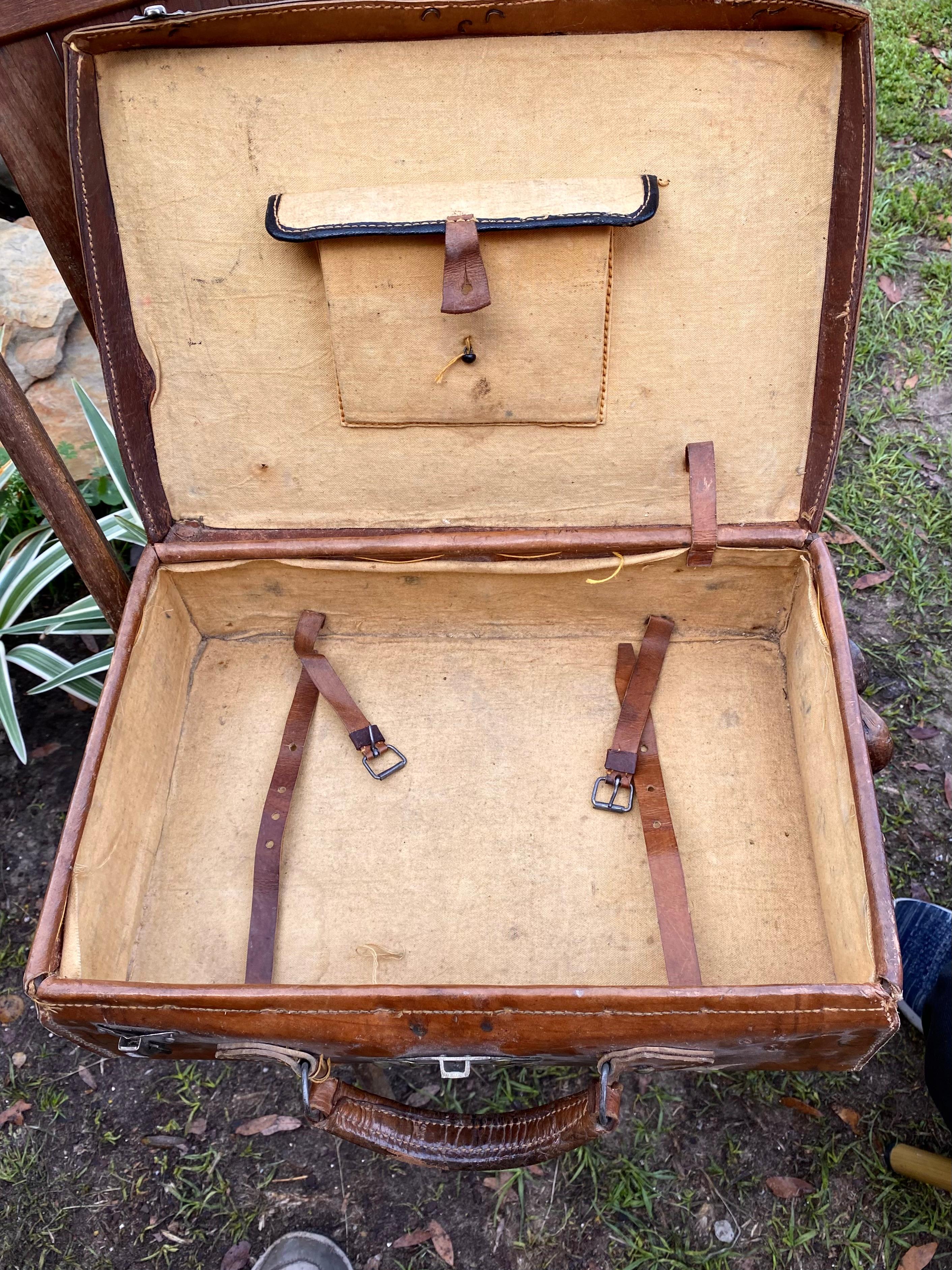 Valise française ancienne en cuir cousue à la main État moyen à New Orleans, LA