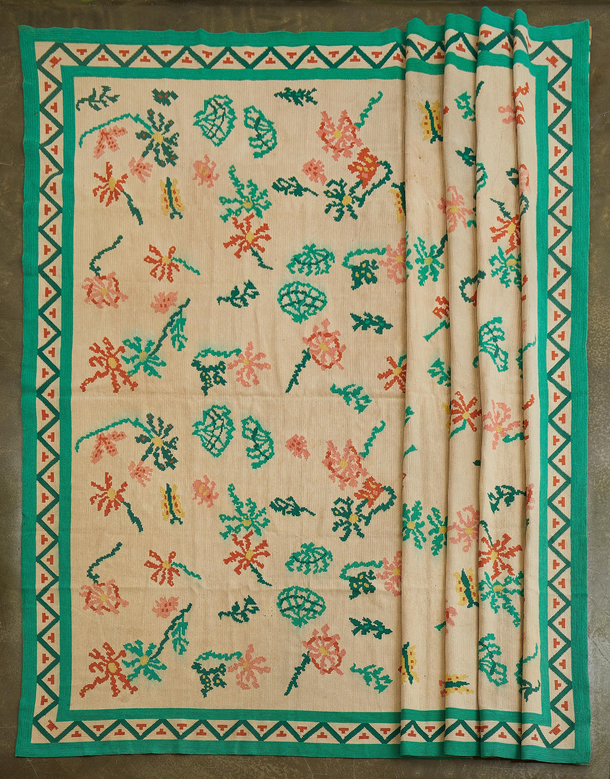 Dieser exquisite Teppich von Stark, der in der Flachgewebe-Technik gewebt wurde, zeigt die Merkmale klassischer Aubusson-Handwerkskunst - ein kompliziertes Blumenmuster in sanften Beige-, Elfenbein-, Korallen- und Grüntönen, eingerahmt von einer