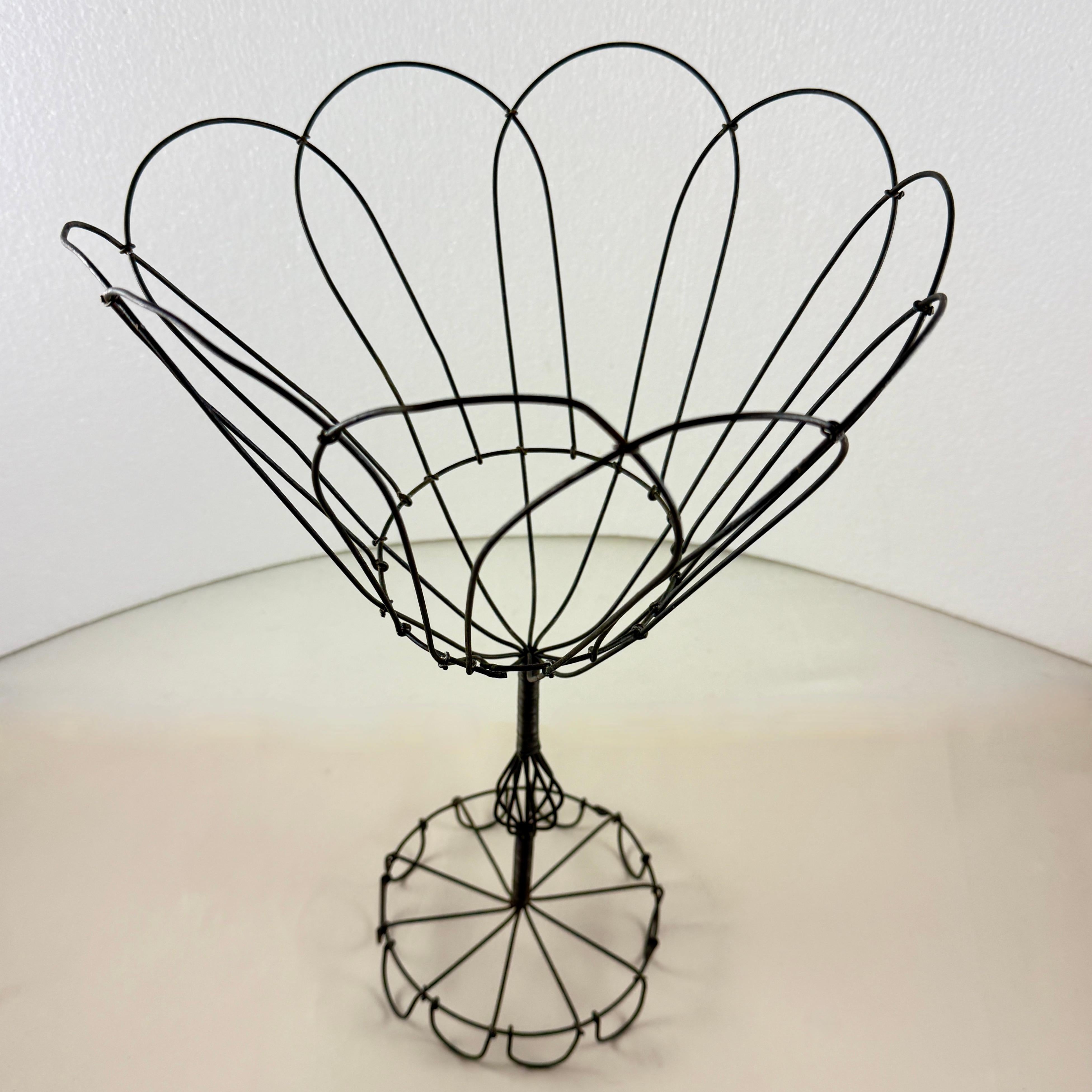 XIX secolo Antique French, cesto da cucina a filo con coperchio a petali fatto a mano in vendita