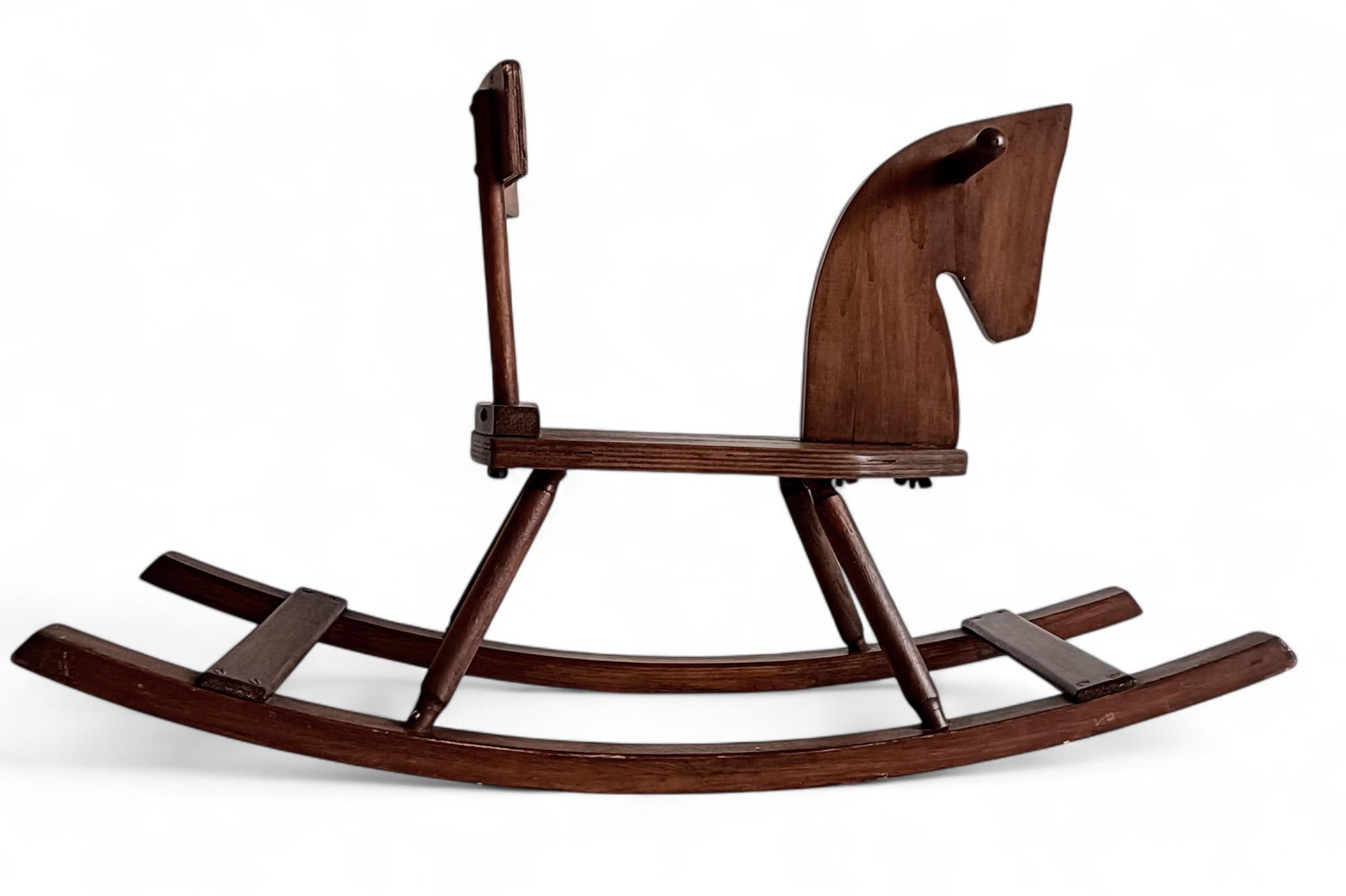 Silla mecedora antigua francesa de pino hecha a mano, principios del siglo XX

Una silla mecedora de madera para bebé absolutamente encantadora, fabricada a mano en Francia hacia principios del siglo XX. Hecha de madera de pino maciza con un rico