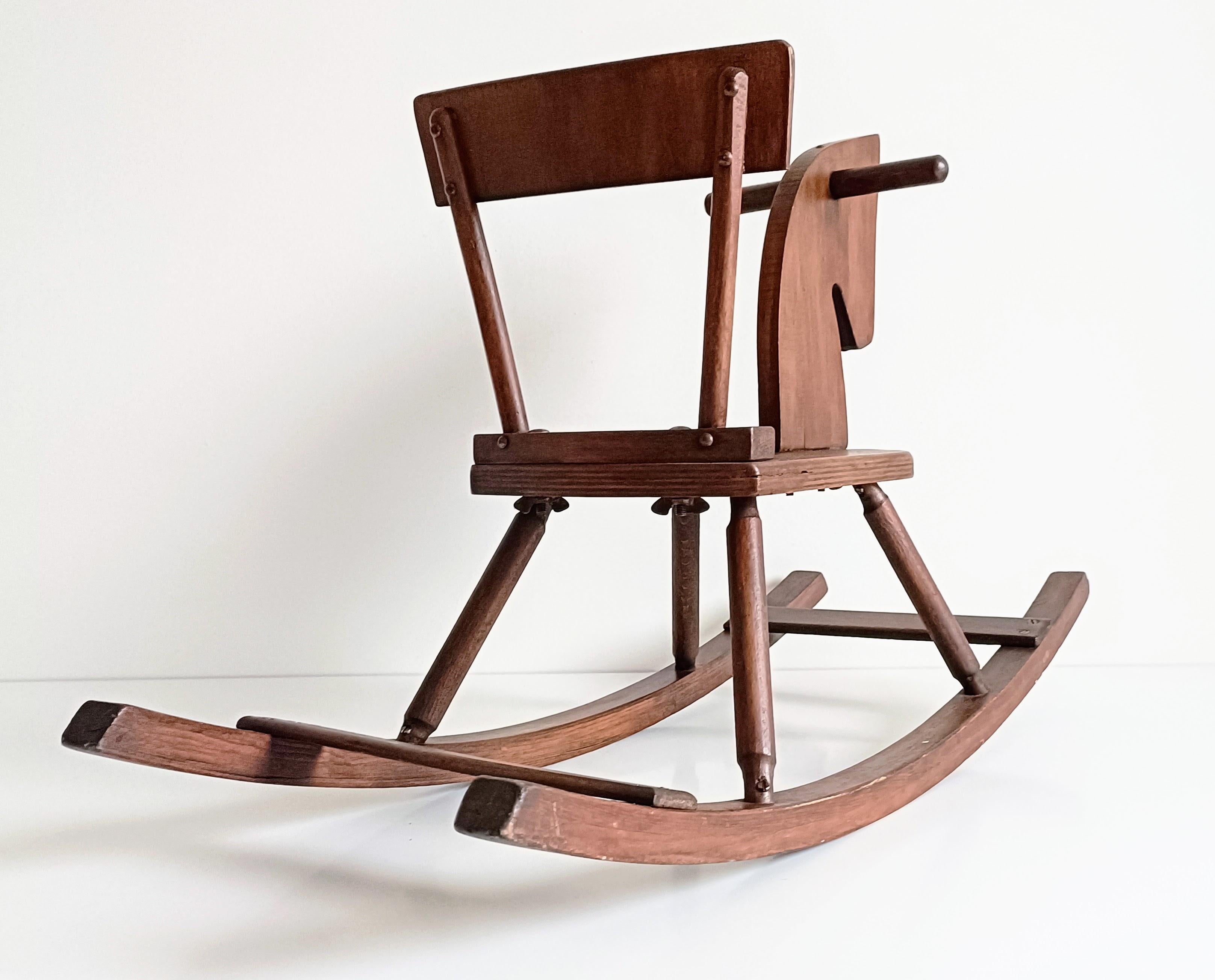 Silla mecedora antigua francesa de pino hecha a mano, principios del siglo XX Madera