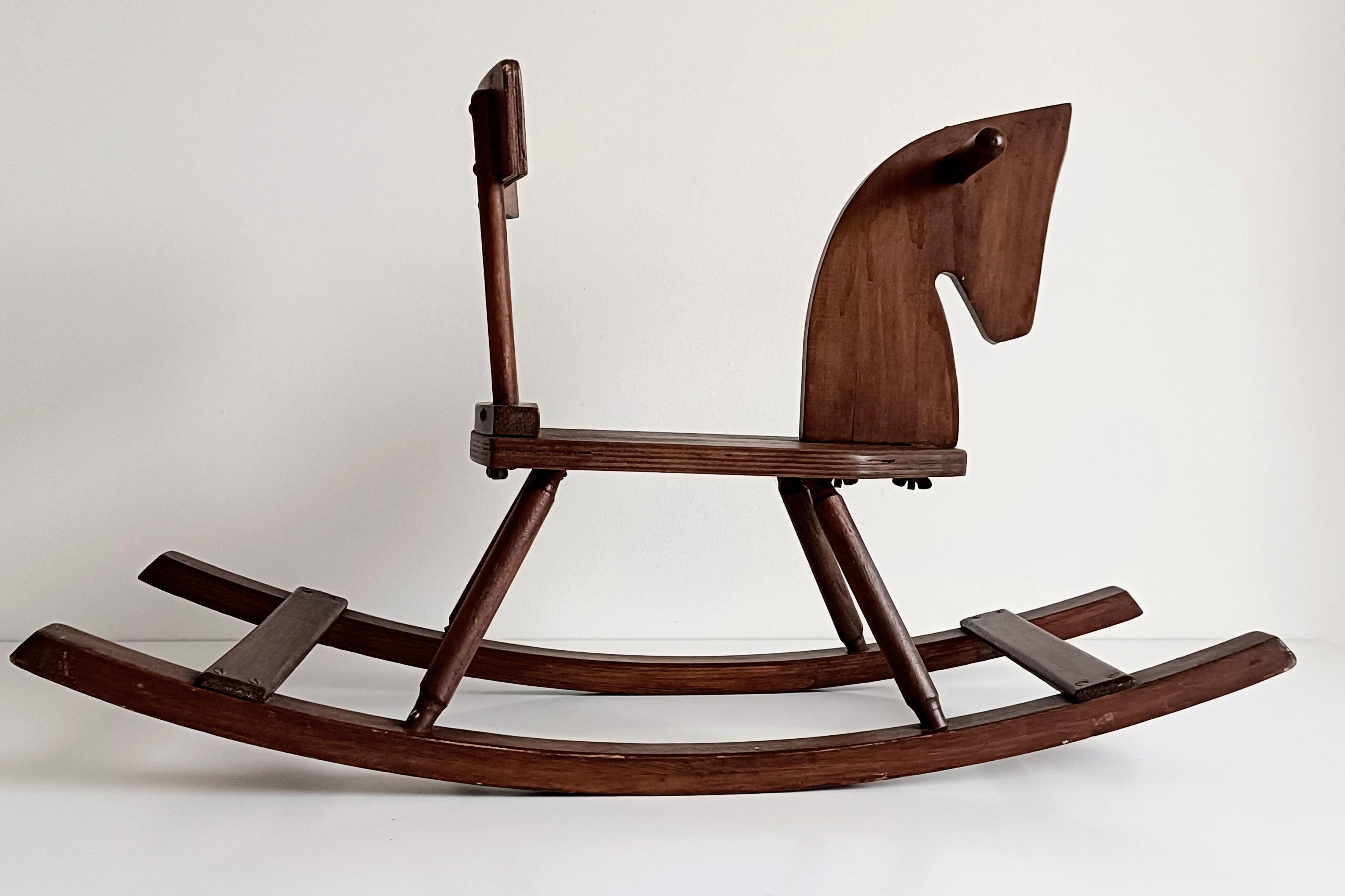Silla mecedora antigua francesa de pino hecha a mano, principios del siglo XX 1
