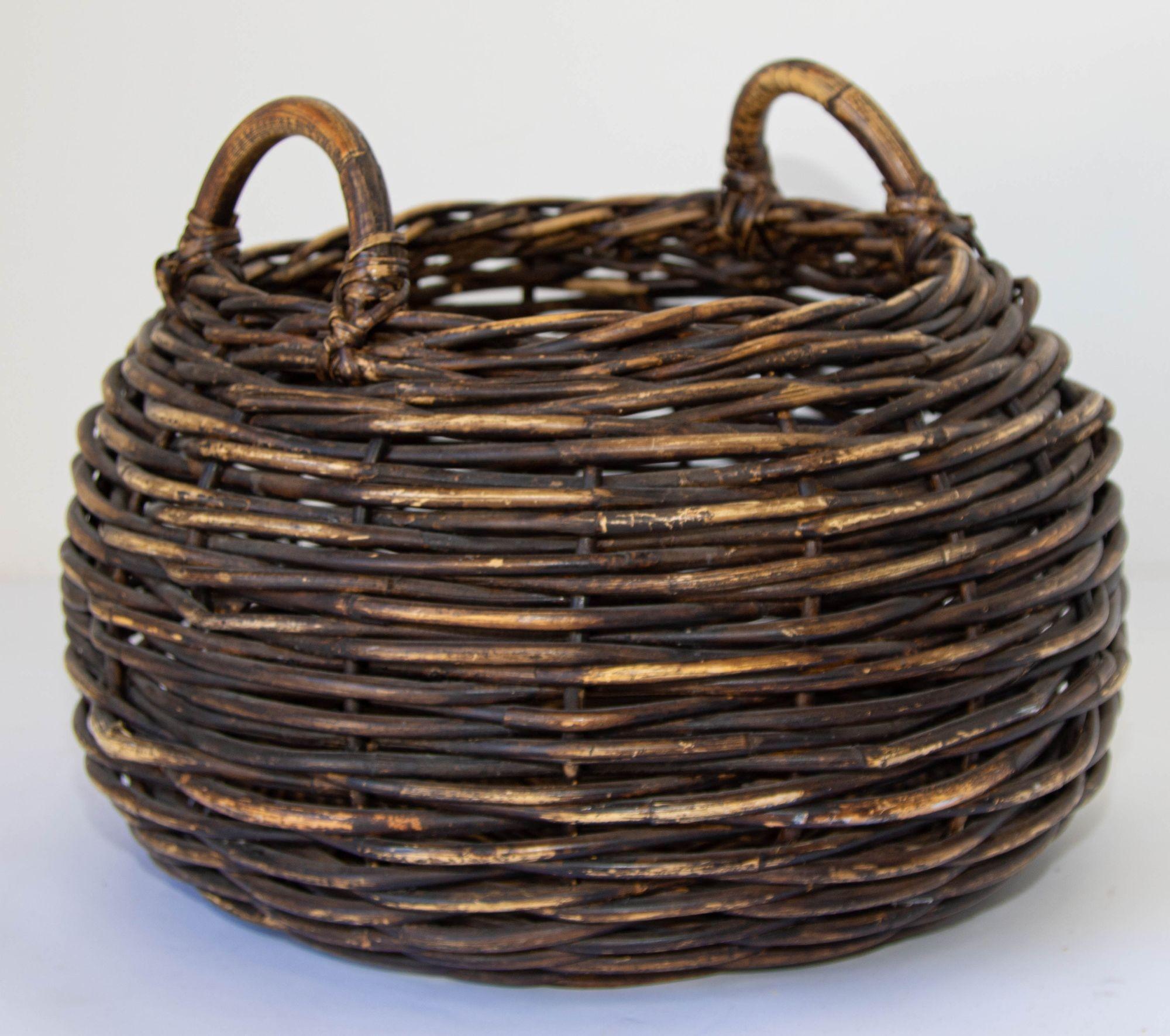 Antique French handwoven wicker grape harvesting basket with wood handles.
Overall very good condition early form and color, early 20th century.
Vintage wicker harvest round shape basket.
This large woven basket features double handles, thicker