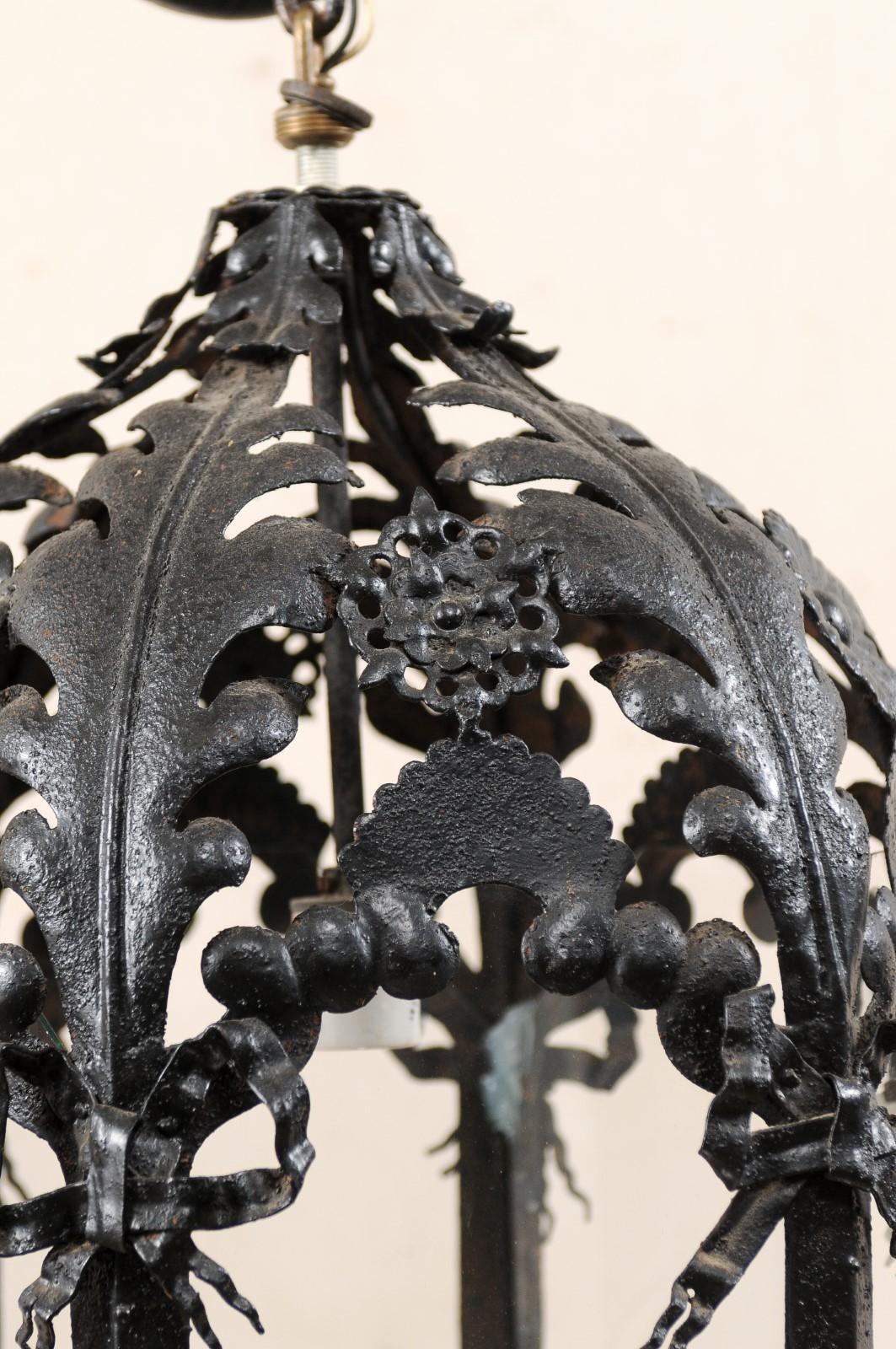 Antike französische hängende schwarze Eisenlaterne mit Schleifen und Blumenmotiv 5