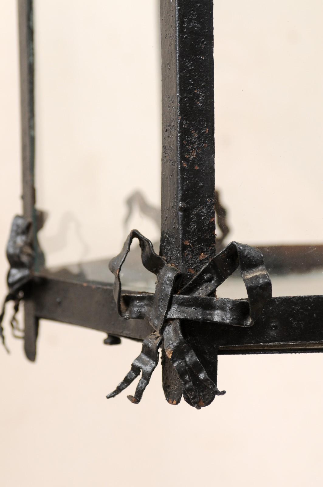 Antike französische hängende schwarze Eisenlaterne mit Schleifen und Blumenmotiv (Französisch)