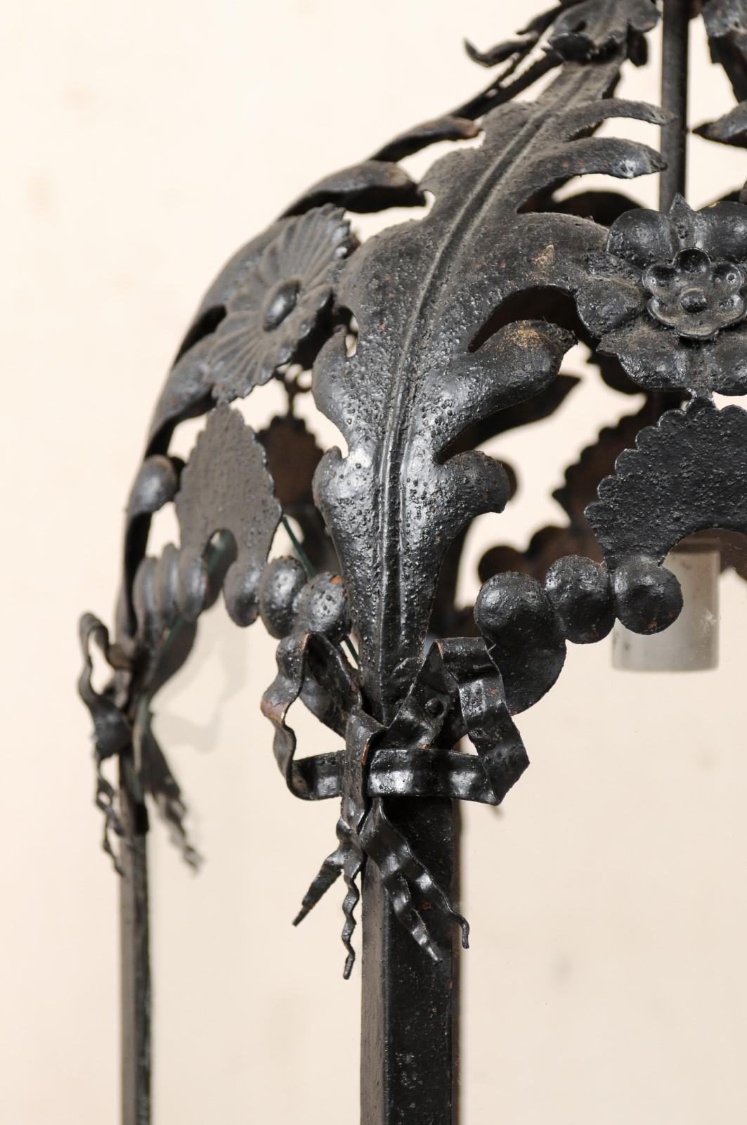 Antike französische hängende schwarze Eisenlaterne mit Schleifen und Blumenmotiv im Zustand „Gut“ in Atlanta, GA