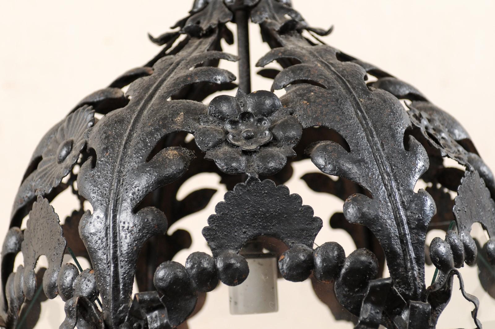Antike französische hängende schwarze Eisenlaterne mit Schleifen und Blumenmotiv (20. Jahrhundert)