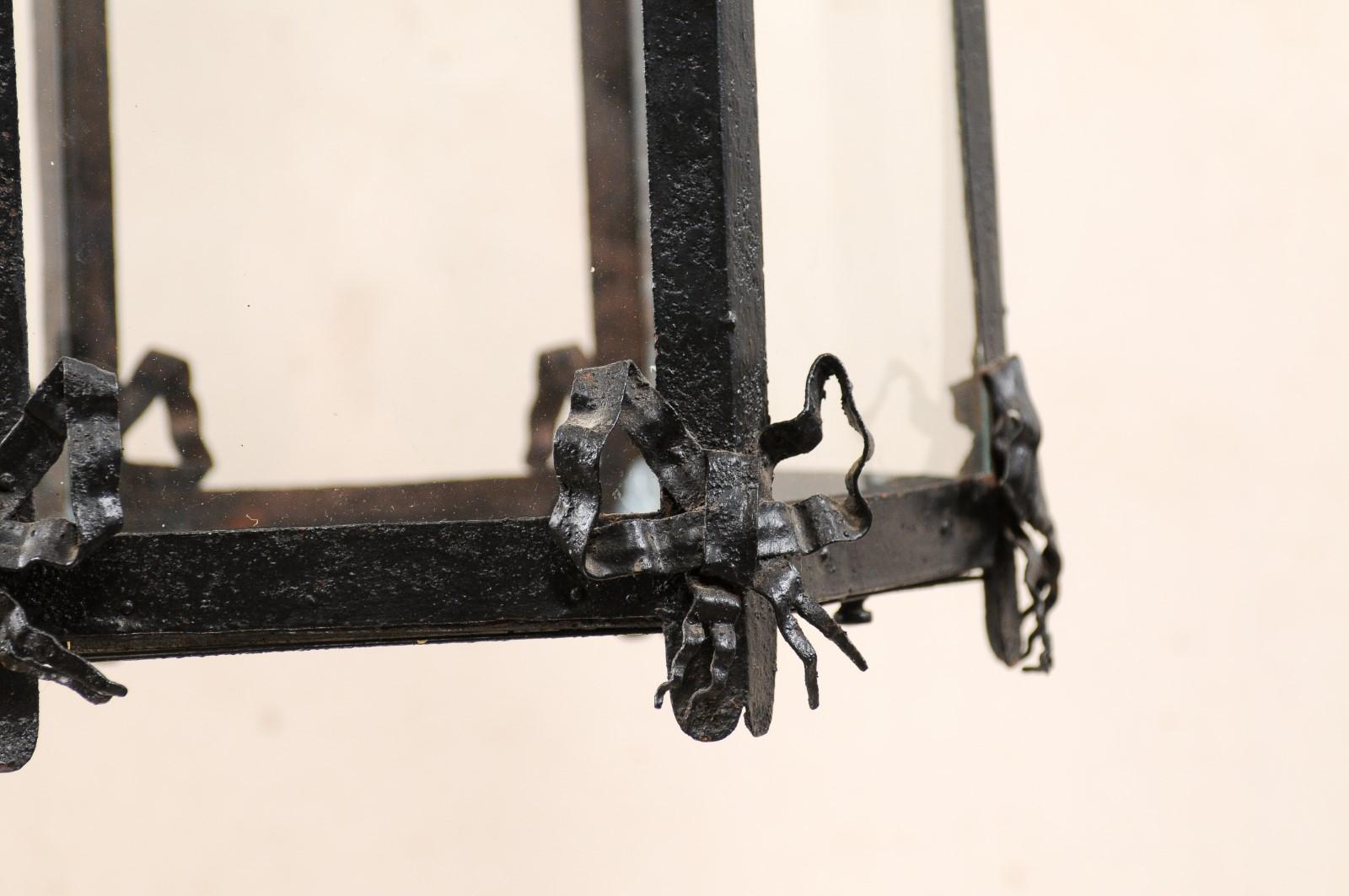 Antike französische hängende schwarze Eisenlaterne mit Schleifen und Blumenmotiv 4