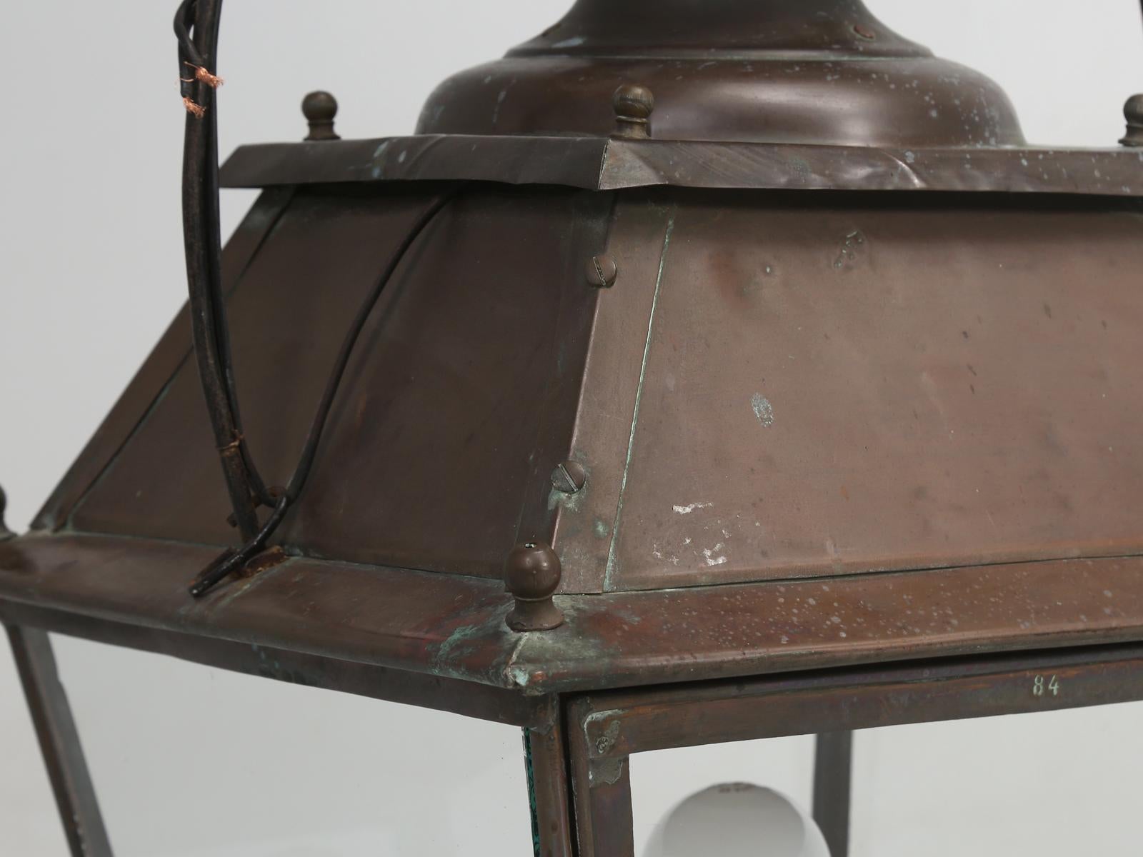 Ancienne lanterne suspendue française en cuivre transformée de l'huile en électrique en vente 1