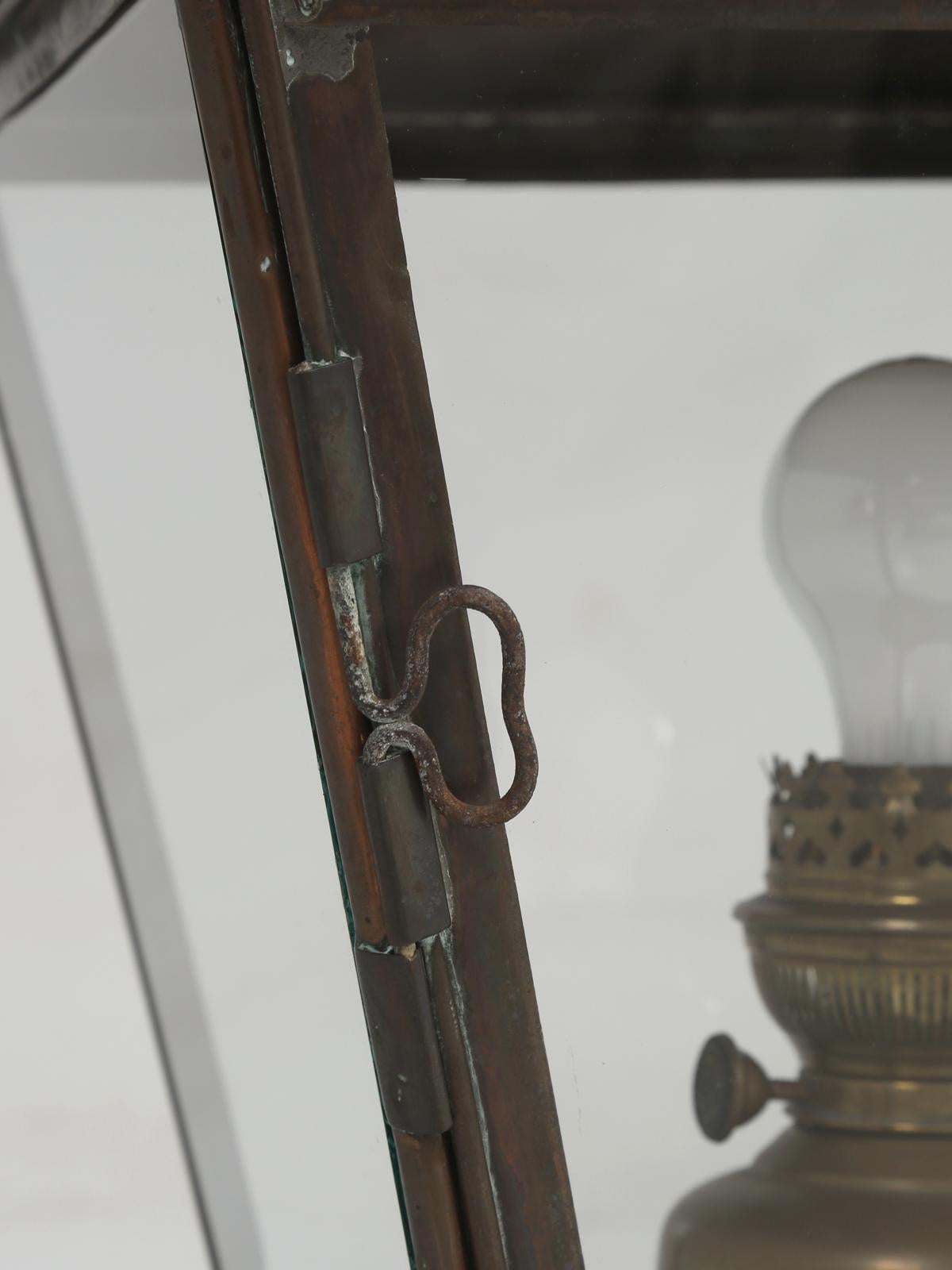 Ancienne lanterne suspendue française en cuivre transformée de l'huile en électrique en vente 3