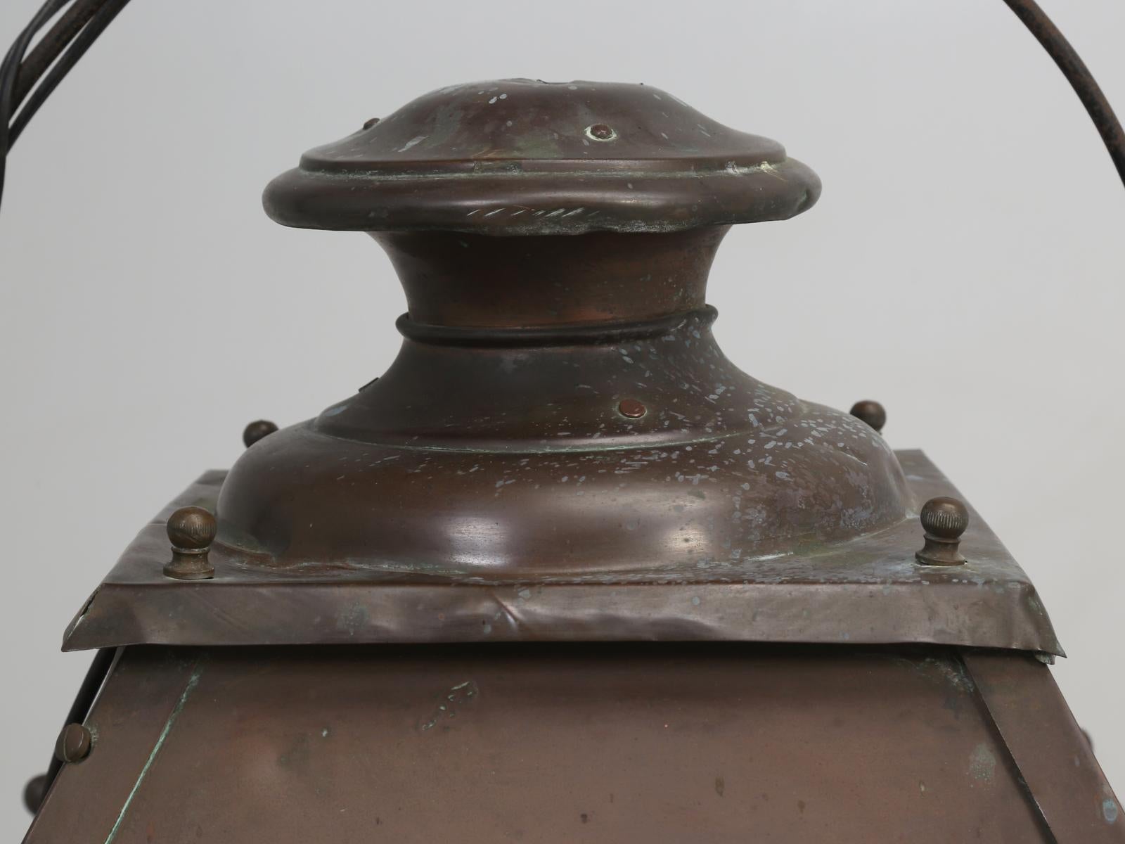 Fait main Ancienne lanterne suspendue française en cuivre transformée de l'huile en électrique en vente