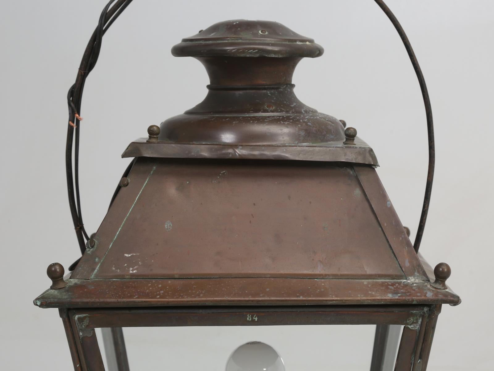 Ancienne lanterne suspendue française en cuivre transformée de l'huile en électrique Bon état - En vente à Chicago, IL