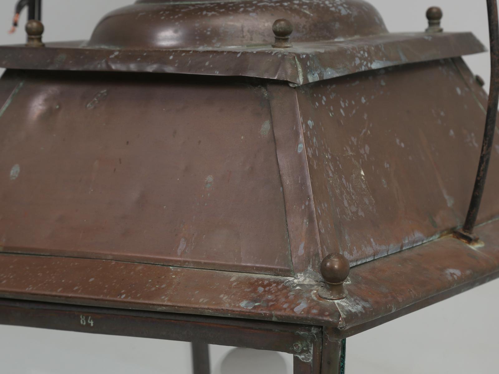 Cuivre Ancienne lanterne suspendue française en cuivre transformée de l'huile en électrique en vente