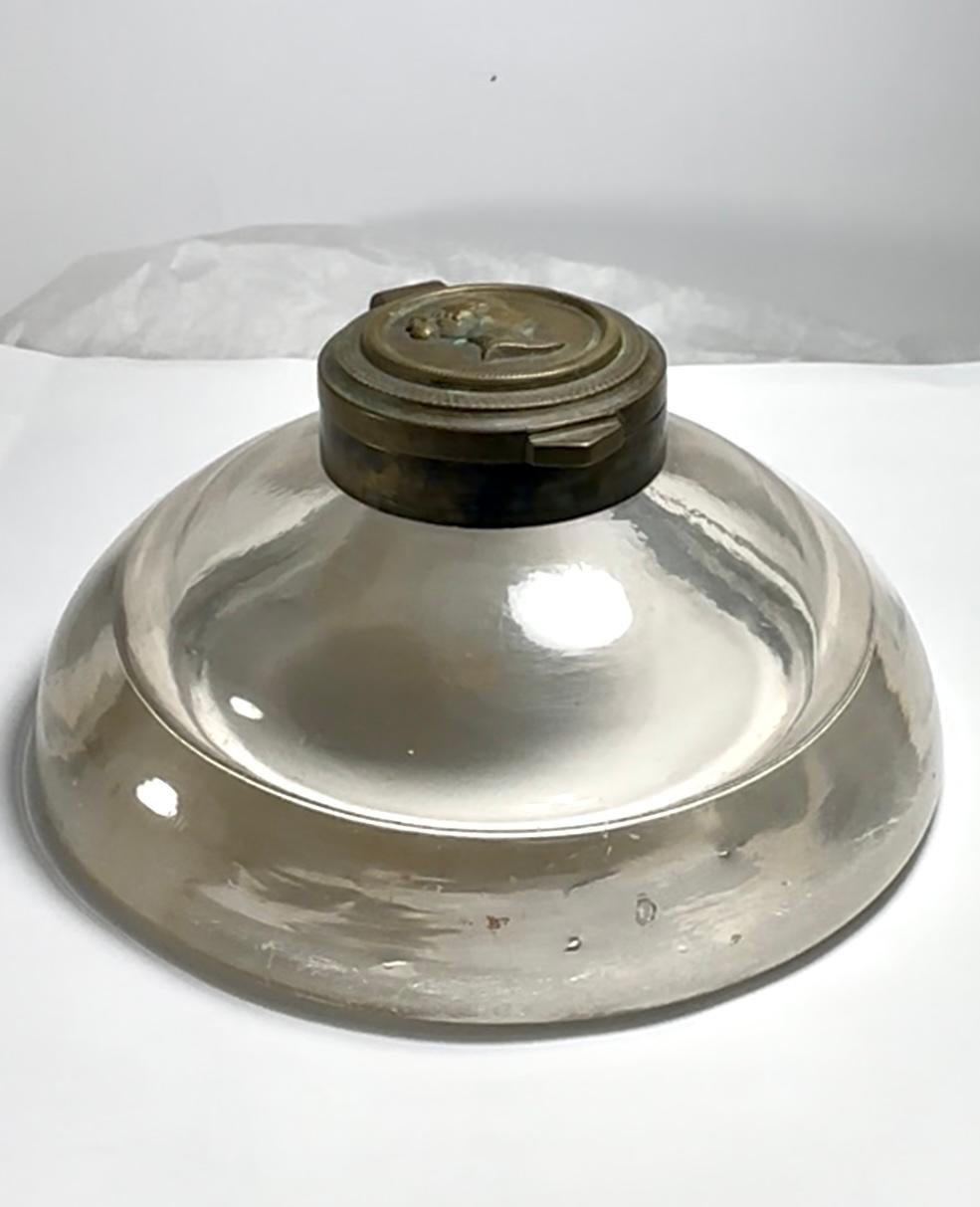 Antique French, calamaio con coperchio in vetro pesante soffiato a mano

Impressionante calamaio pesante in vetro trasparente soffiato a mano con coperchio in bronzo. Il robusto calamaio a forma di fungo è stato creato con un pesante vetro soffiato