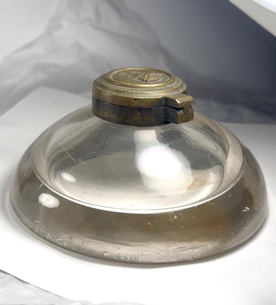 Altro Antique French, calamaio con coperchio in vetro pesante soffiato a mano in vendita