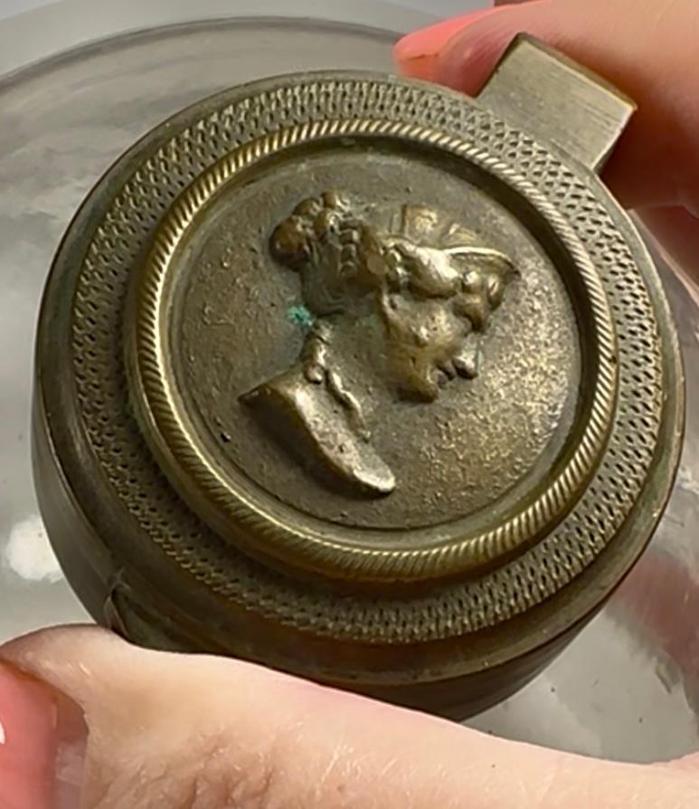 Francese Antique French, calamaio con coperchio in vetro pesante soffiato a mano in vendita