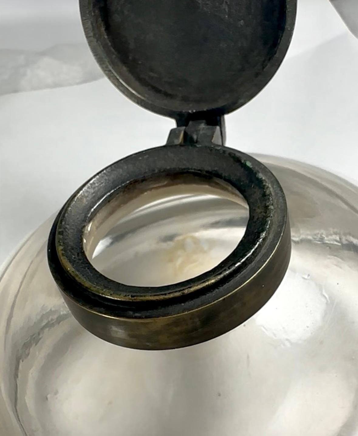 Antique French, calamaio con coperchio in vetro pesante soffiato a mano In condizioni buone in vendita a Vero Beach, FL