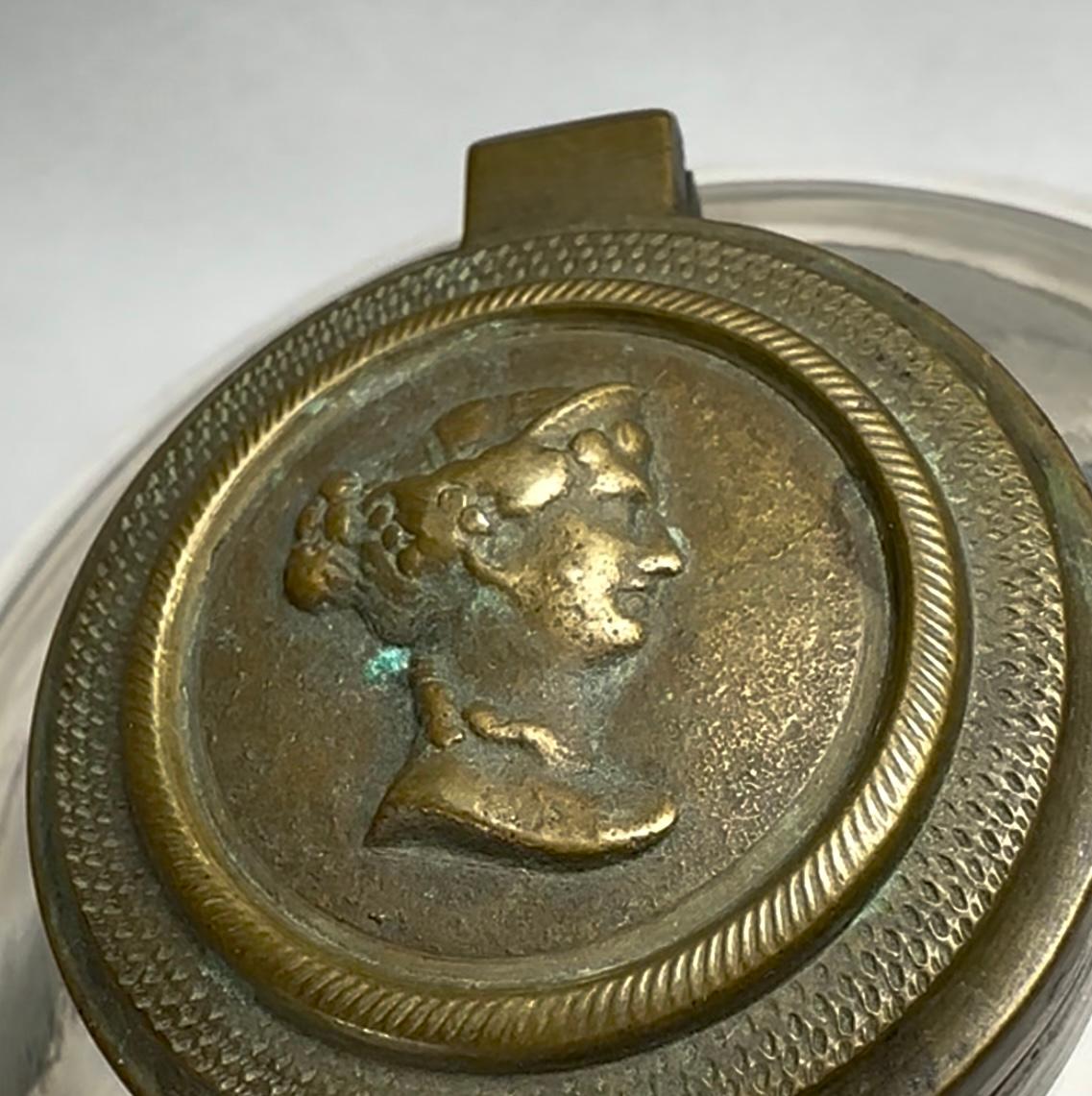 XIX secolo Antique French, calamaio con coperchio in vetro pesante soffiato a mano in vendita