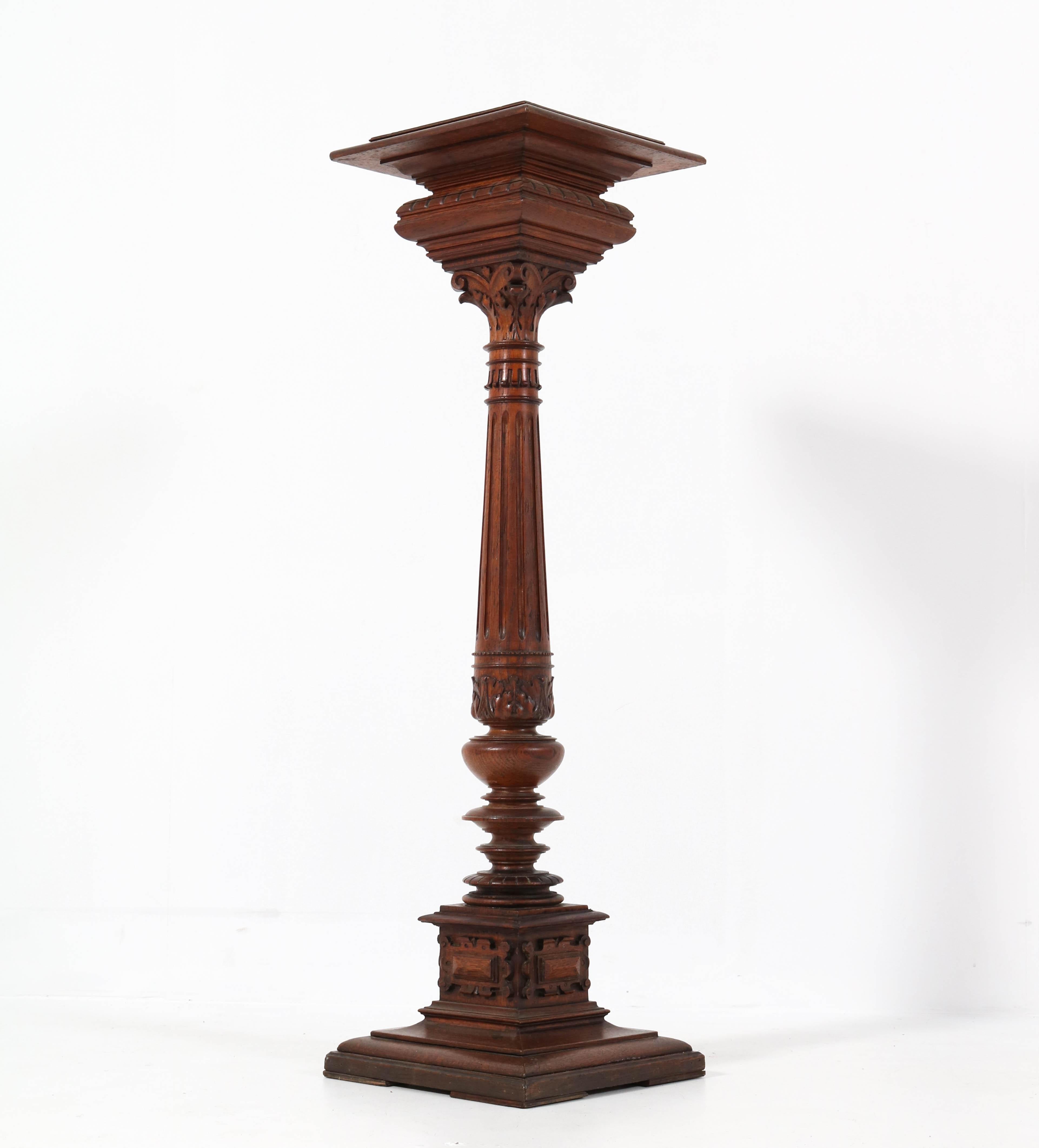 Wonderful Henri II pedestal table.
Striking French design from the 1900s.
Solid oak base with hand-carved details.
In very good original condition with a beautiful patina.