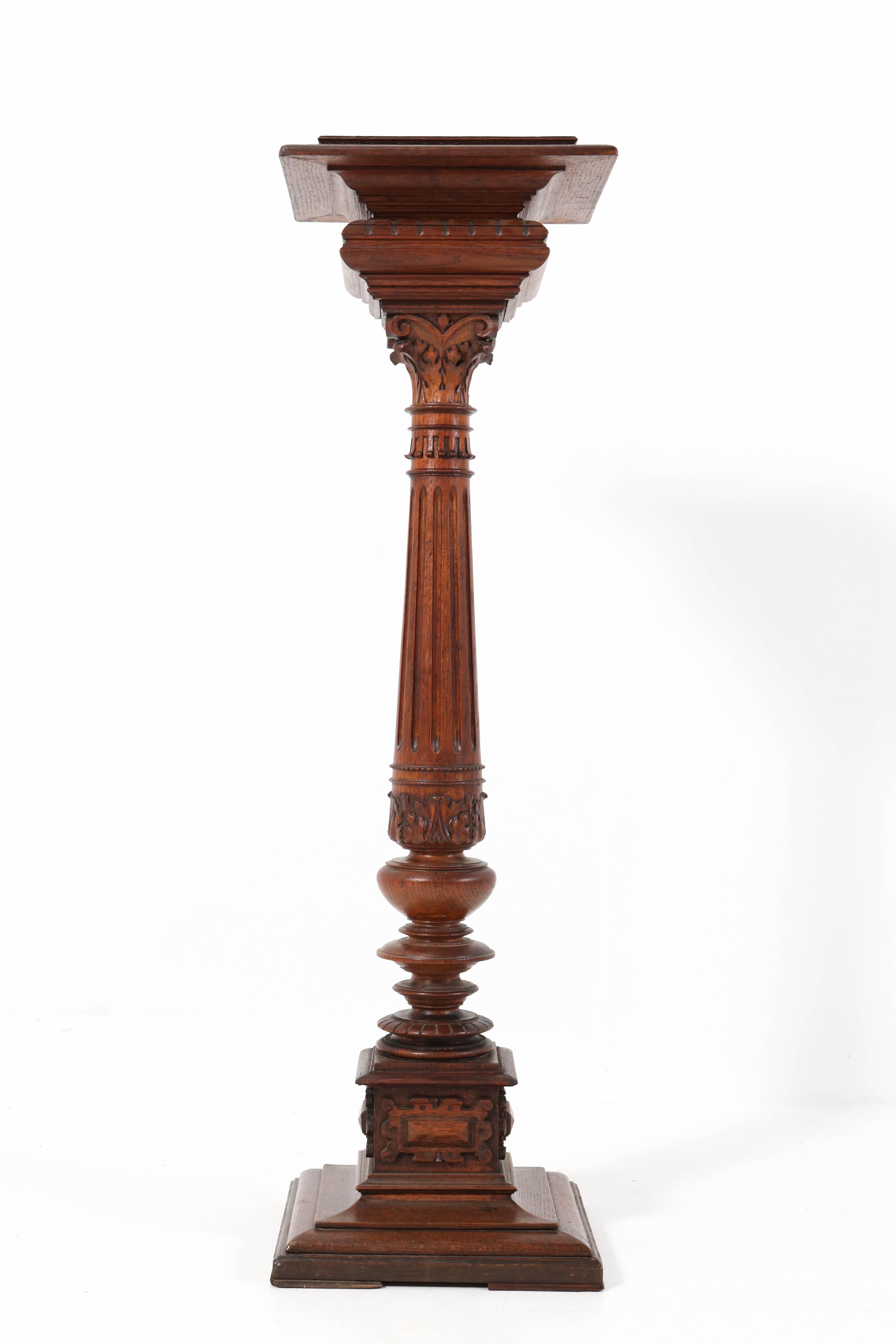 Ancienne table à piédestal française en chêne sculpté Henri II, années 1900 Bon état - En vente à Amsterdam, NL