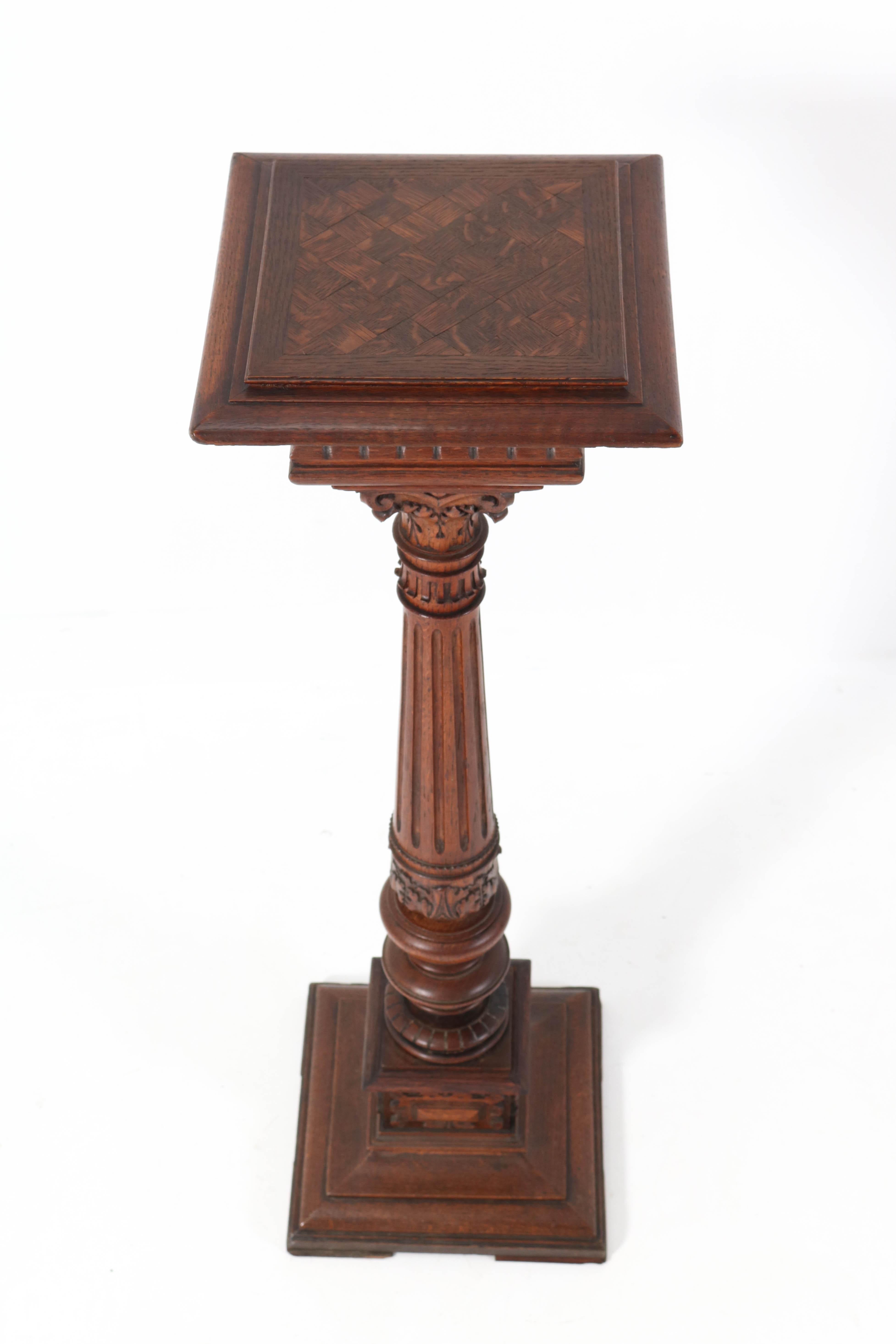 Ancienne table à piédestal française en chêne sculpté Henri II, années 1900 Bon état - En vente à Amsterdam, NL
