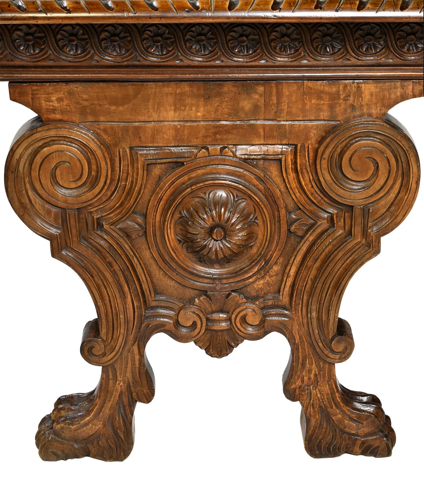 Ancienne table de bibliothèque/bureau française de style Henri II/Renaissance en noyer sculpté 2