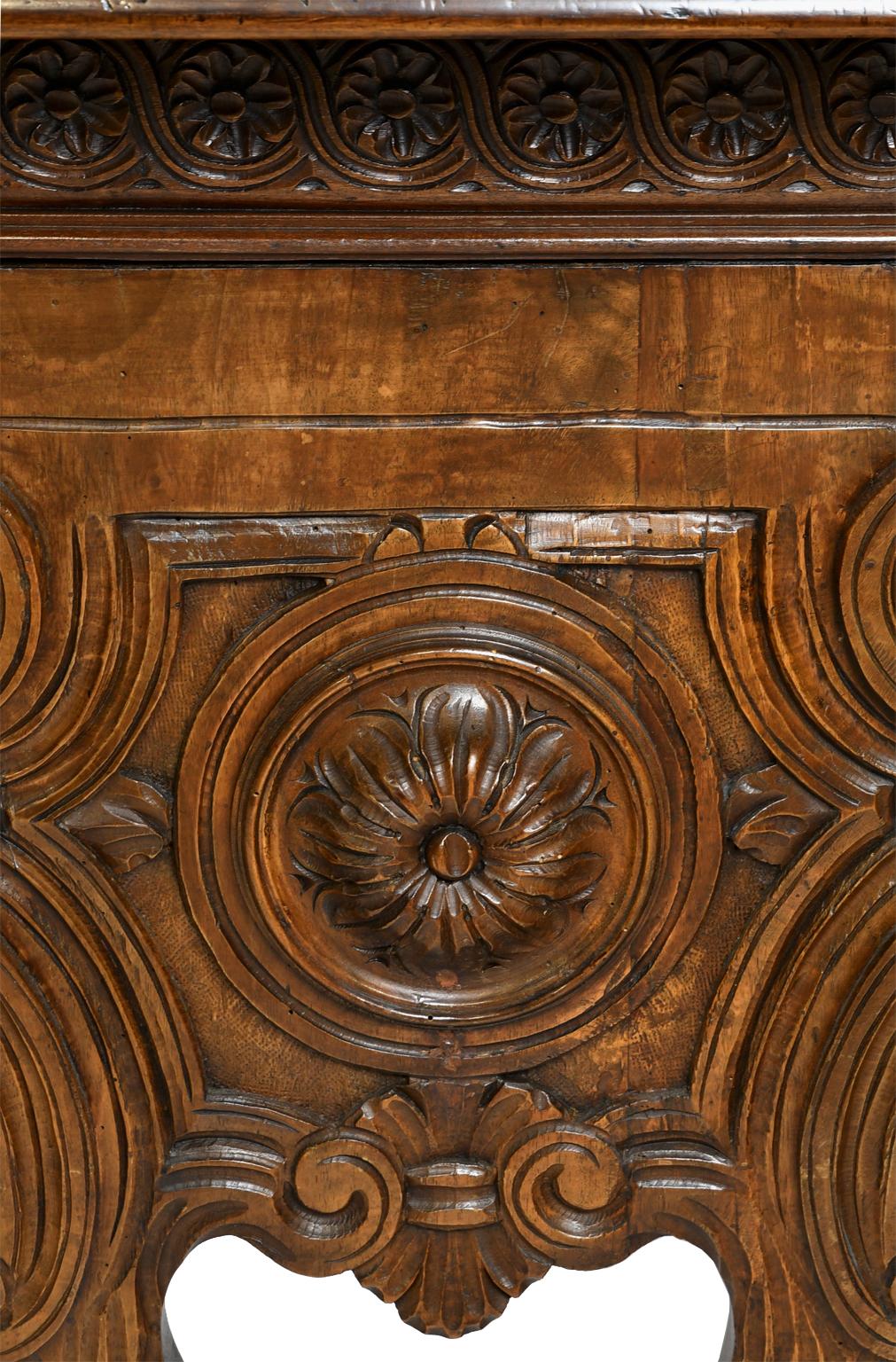 Ancienne table de bibliothèque/bureau française de style Henri II/Renaissance en noyer sculpté 4