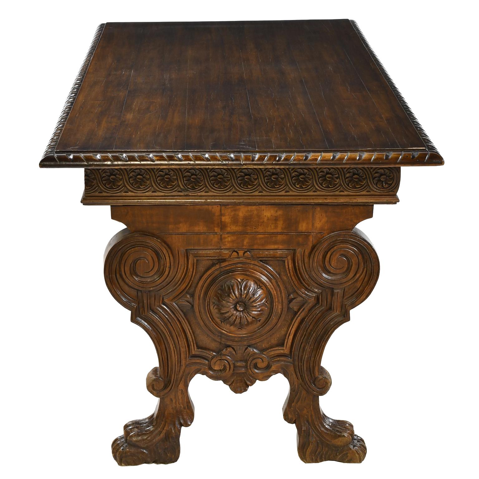 XIXe siècle Ancienne table de bibliothèque/bureau française de style Henri II/Renaissance en noyer sculpté