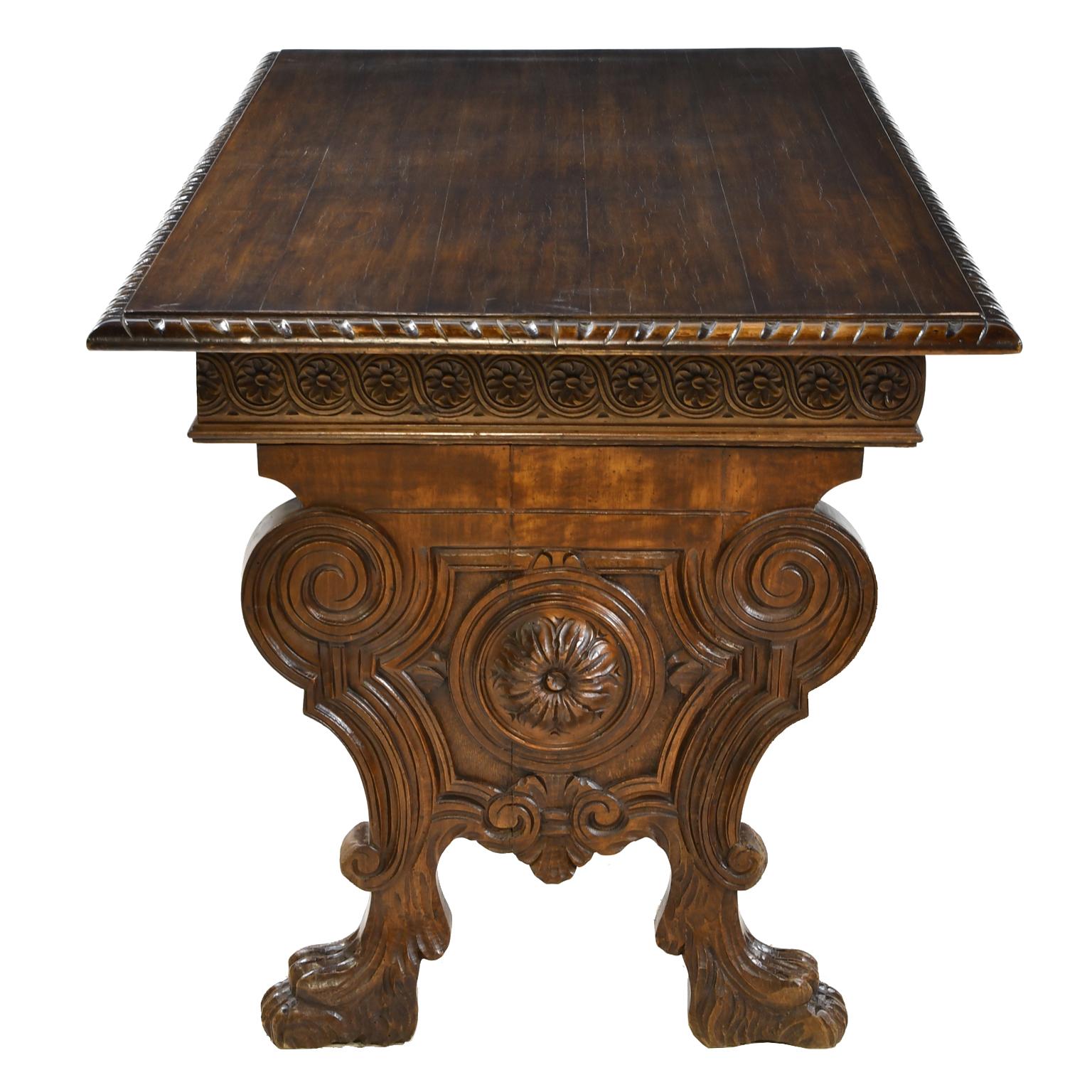 Noyer Ancienne table de bibliothèque/bureau française de style Henri II/Renaissance en noyer sculpté
