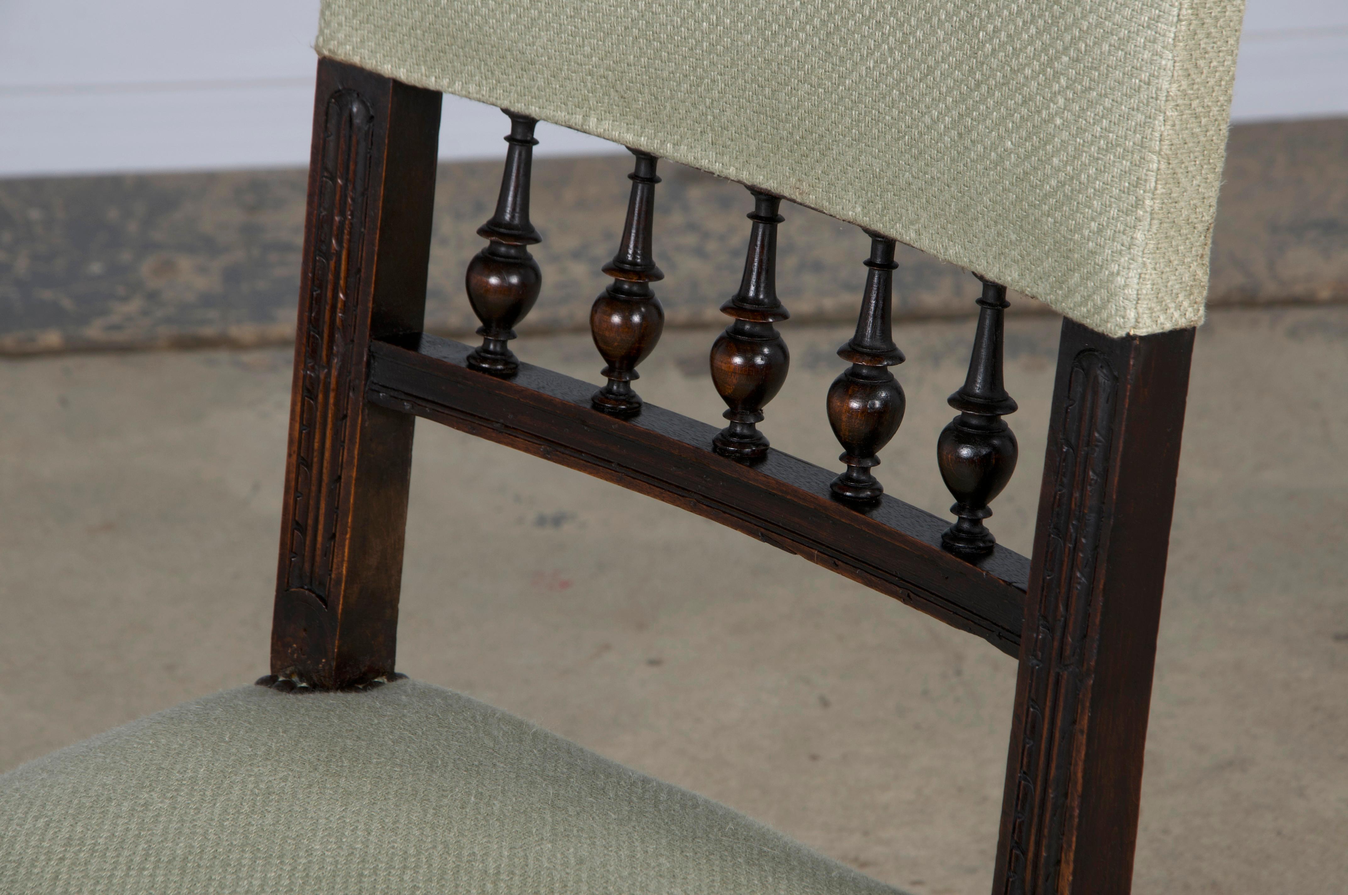 Anciennes chaises de salle à manger en noyer de style Henry II, avec tissu vert Sage, ensemble de 6. en vente 3