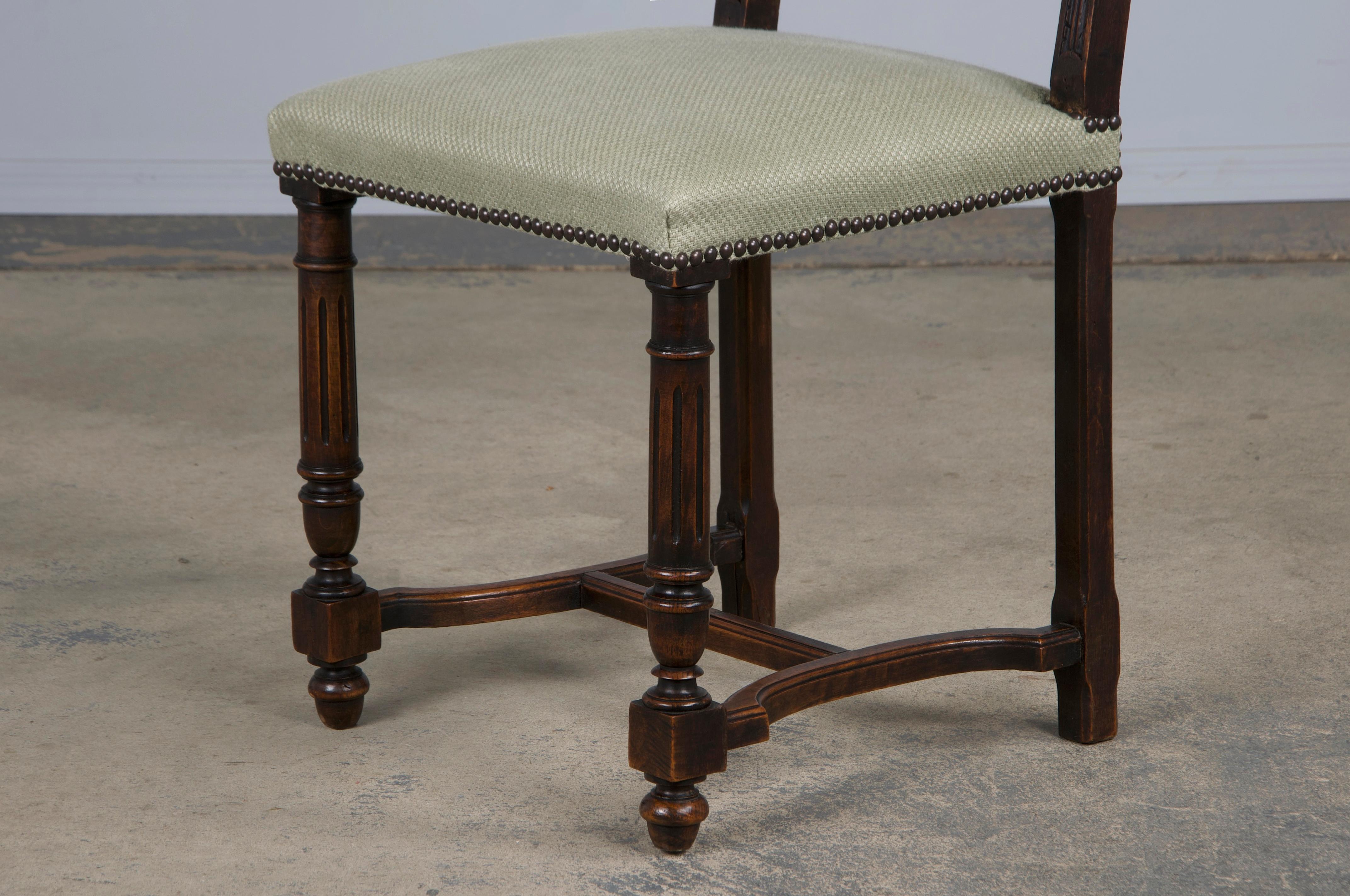 Anciennes chaises de salle à manger en noyer de style Henry II, avec tissu vert Sage, ensemble de 6. en vente 4