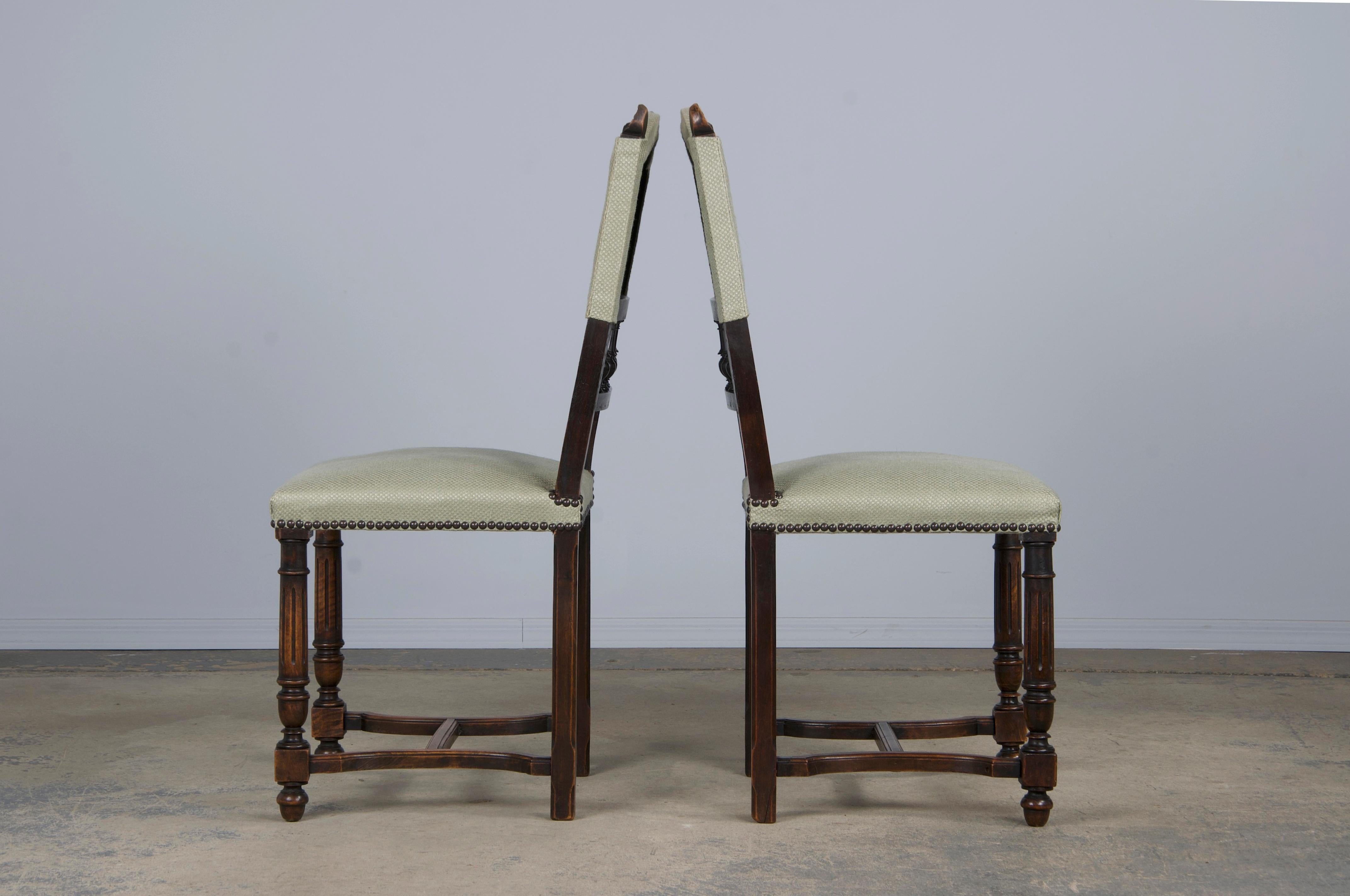 Anciennes chaises de salle à manger en noyer de style Henry II, avec tissu vert Sage, ensemble de 6. en vente 6