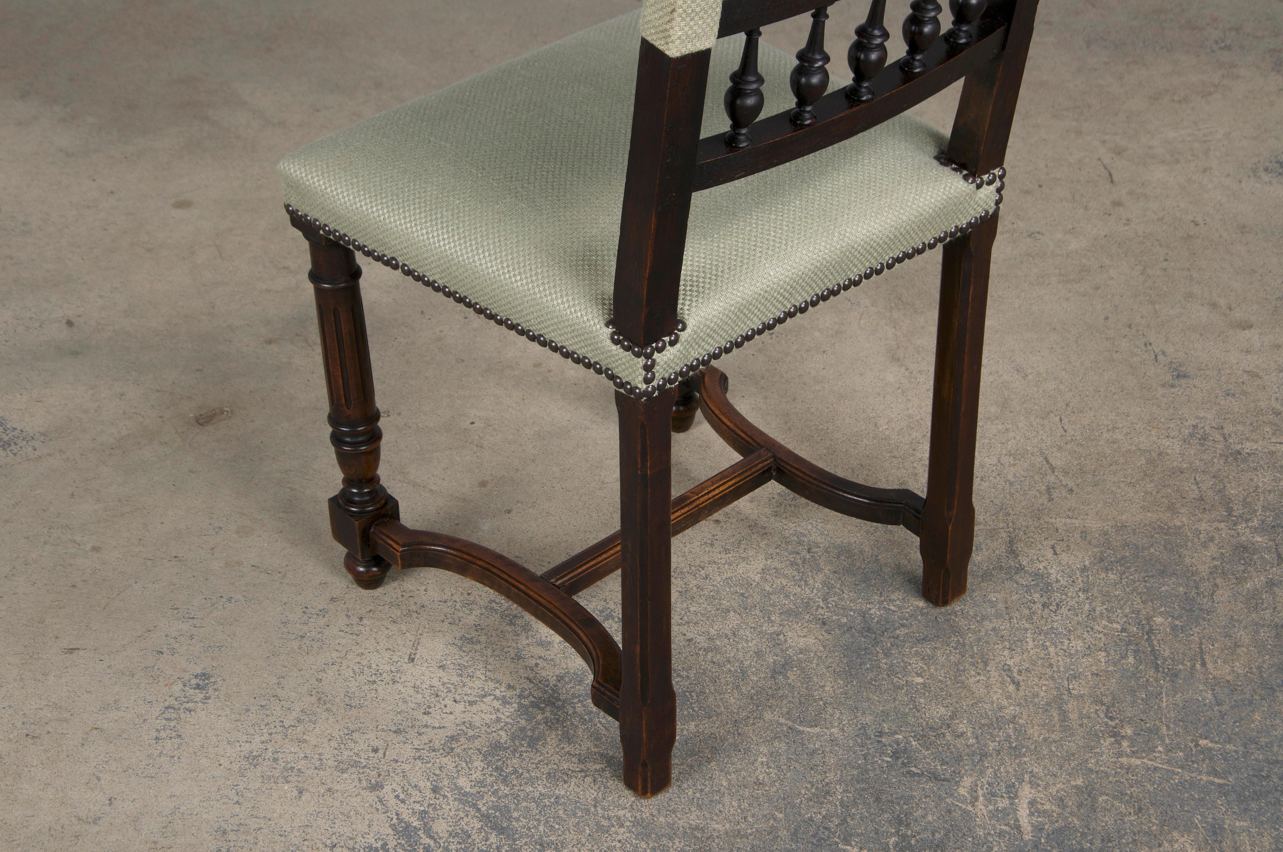 Anciennes chaises de salle à manger en noyer de style Henry II, avec tissu vert Sage, ensemble de 6. en vente 7