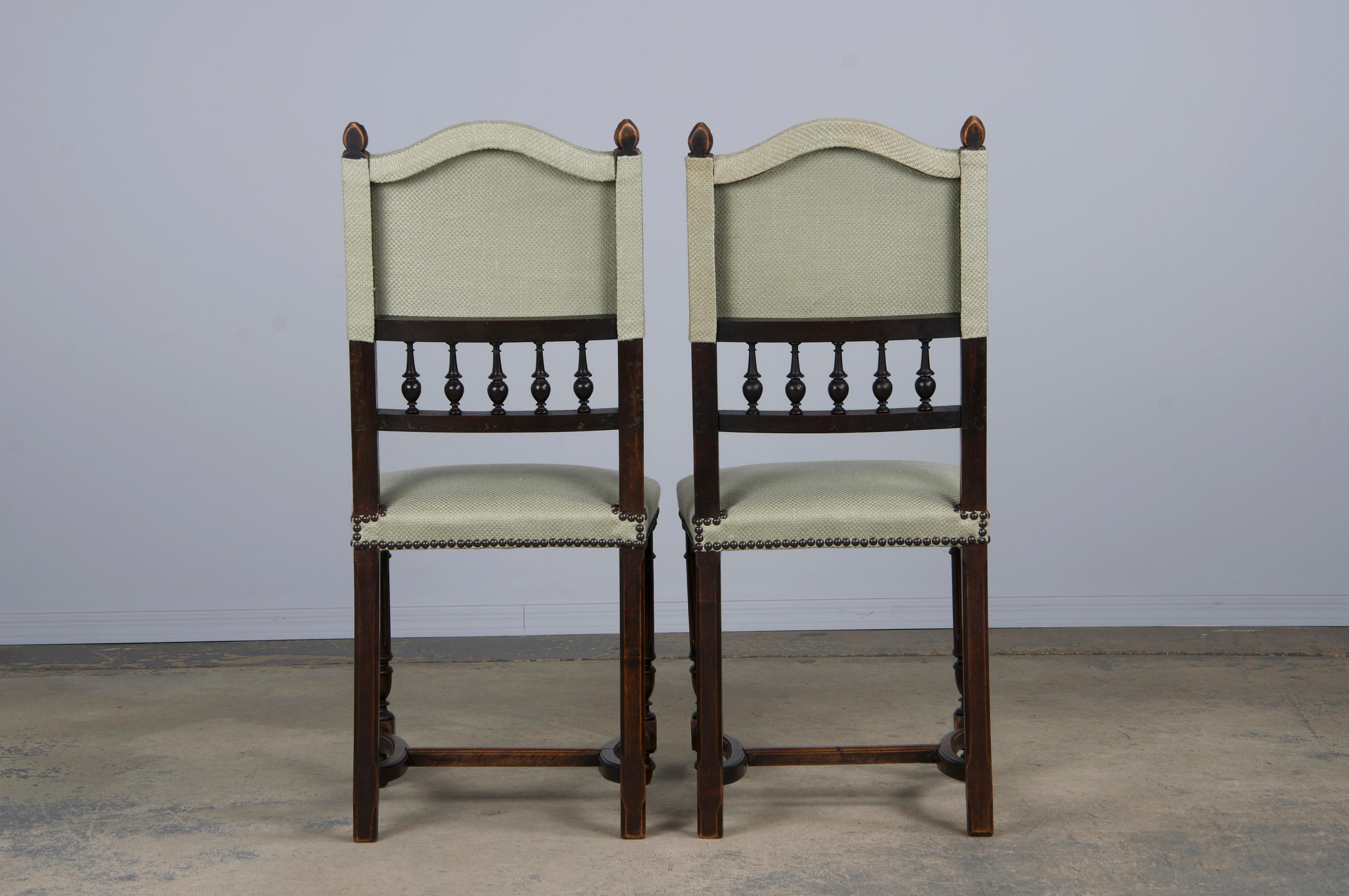 Anciennes chaises de salle à manger en noyer de style Henry II, avec tissu vert Sage, ensemble de 6. en vente 8