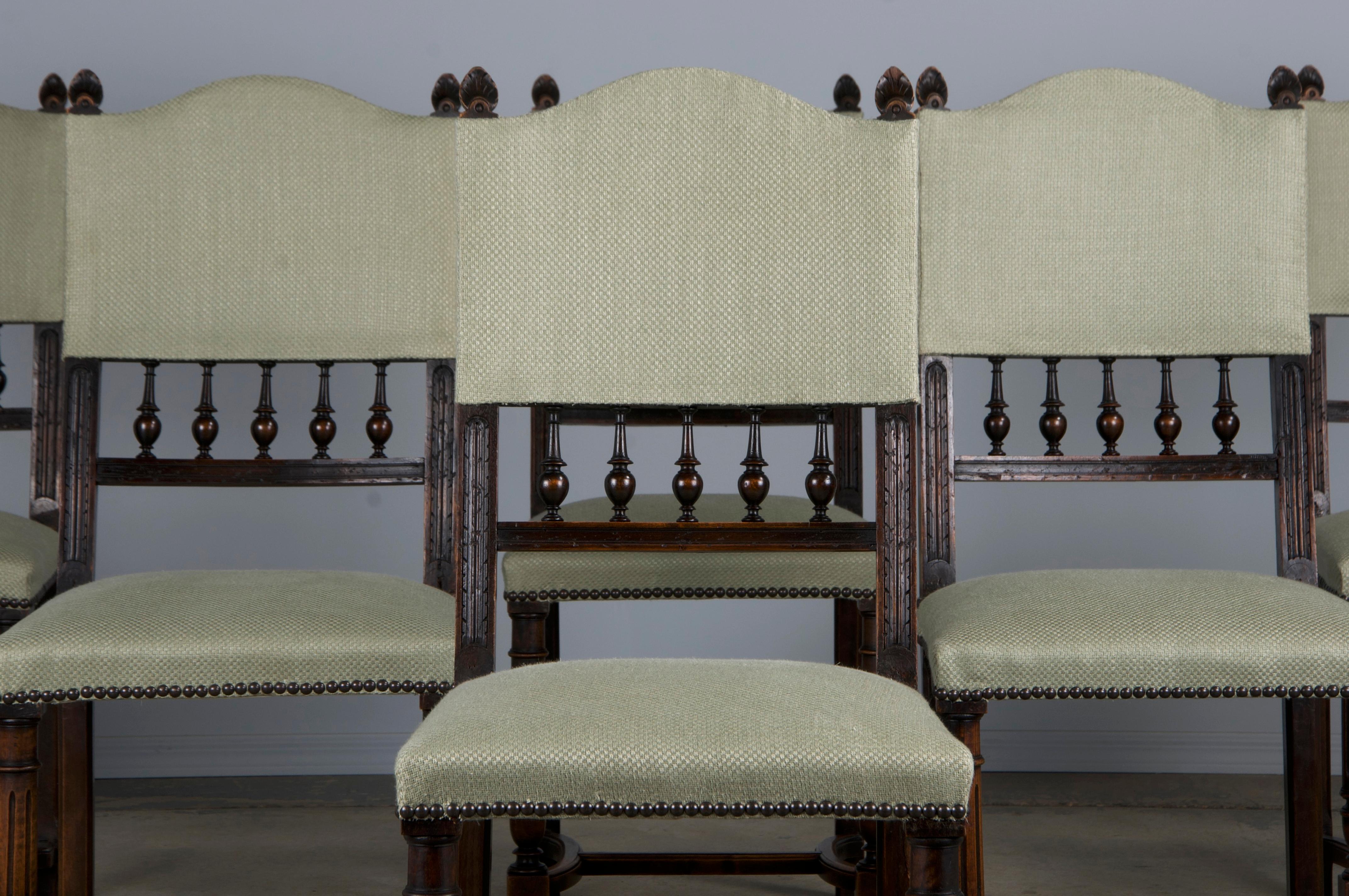 Un ensemble traditionnel de six chaises de salle à manger françaises de style Henry II, provenant directement de Provence, France. Magnifiquement fabriquée à la main en noyer massif, chaque chaise présente un cadre sculpté avec des fuseaux et des