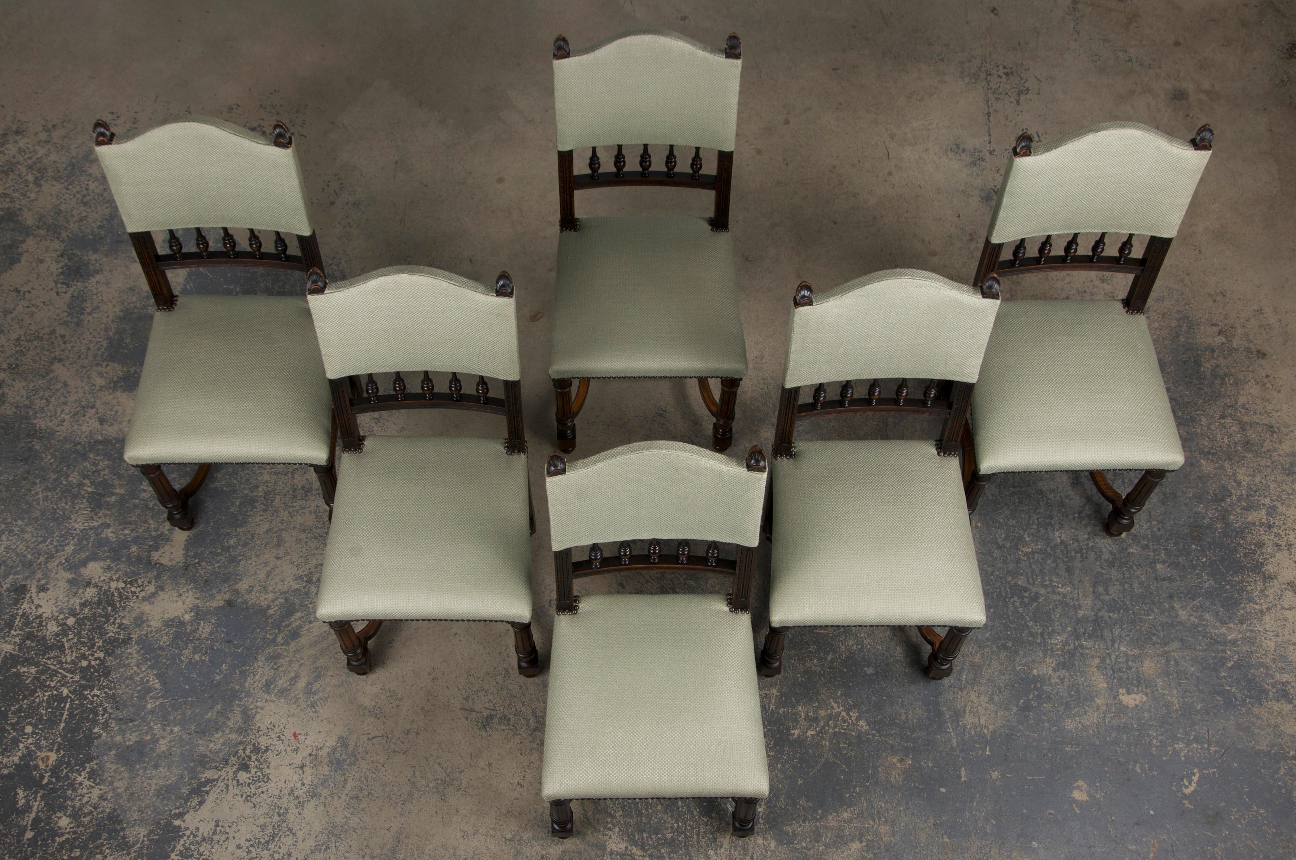 Renaissance Anciennes chaises de salle à manger en noyer de style Henry II, avec tissu vert Sage, ensemble de 6. en vente