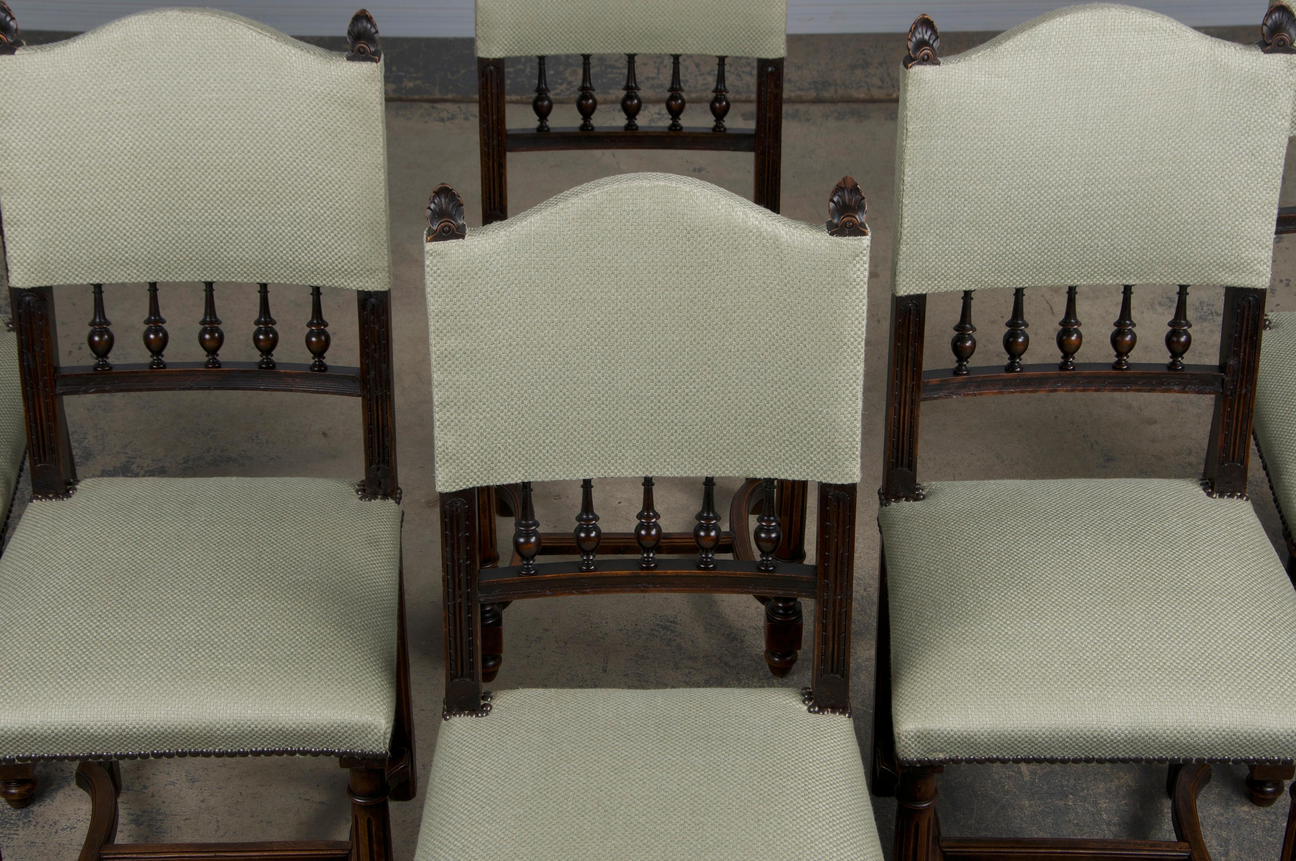 Français Anciennes chaises de salle à manger en noyer de style Henry II, avec tissu vert Sage, ensemble de 6. en vente