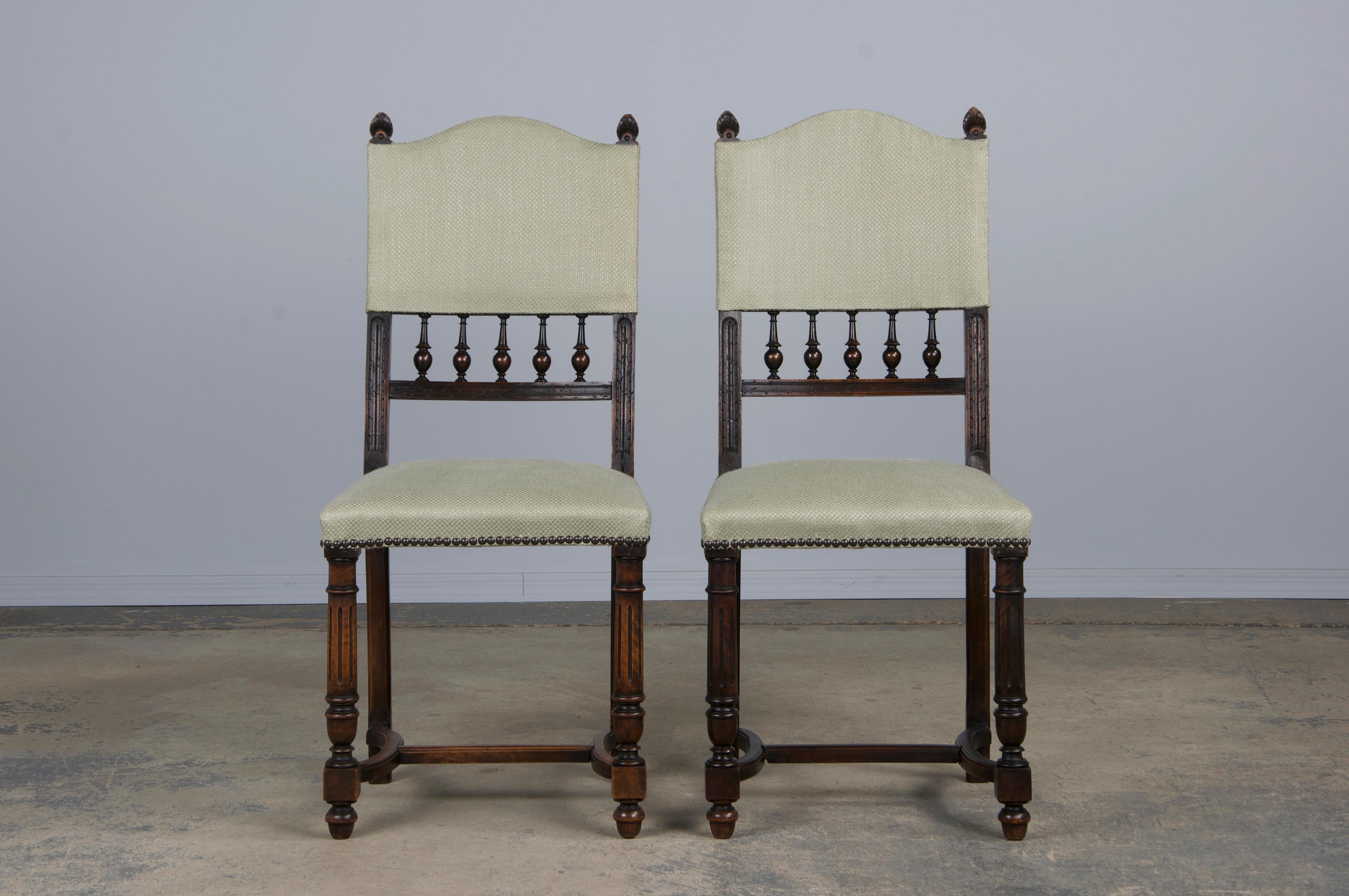 Fait main Anciennes chaises de salle à manger en noyer de style Henry II, avec tissu vert Sage, ensemble de 6. en vente