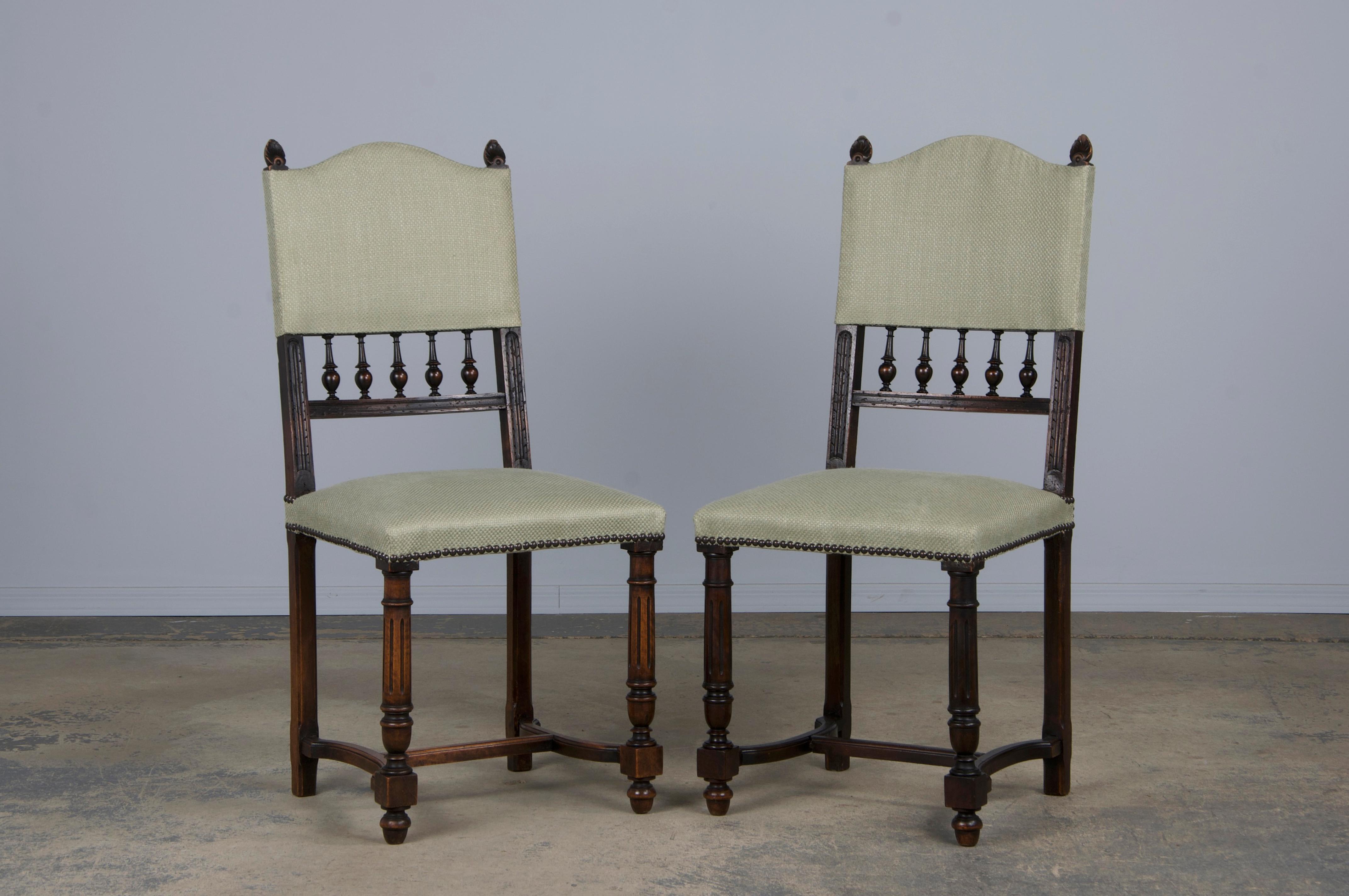 Anciennes chaises de salle à manger en noyer de style Henry II, avec tissu vert Sage, ensemble de 6. Bon état - En vente à Astoria, NY