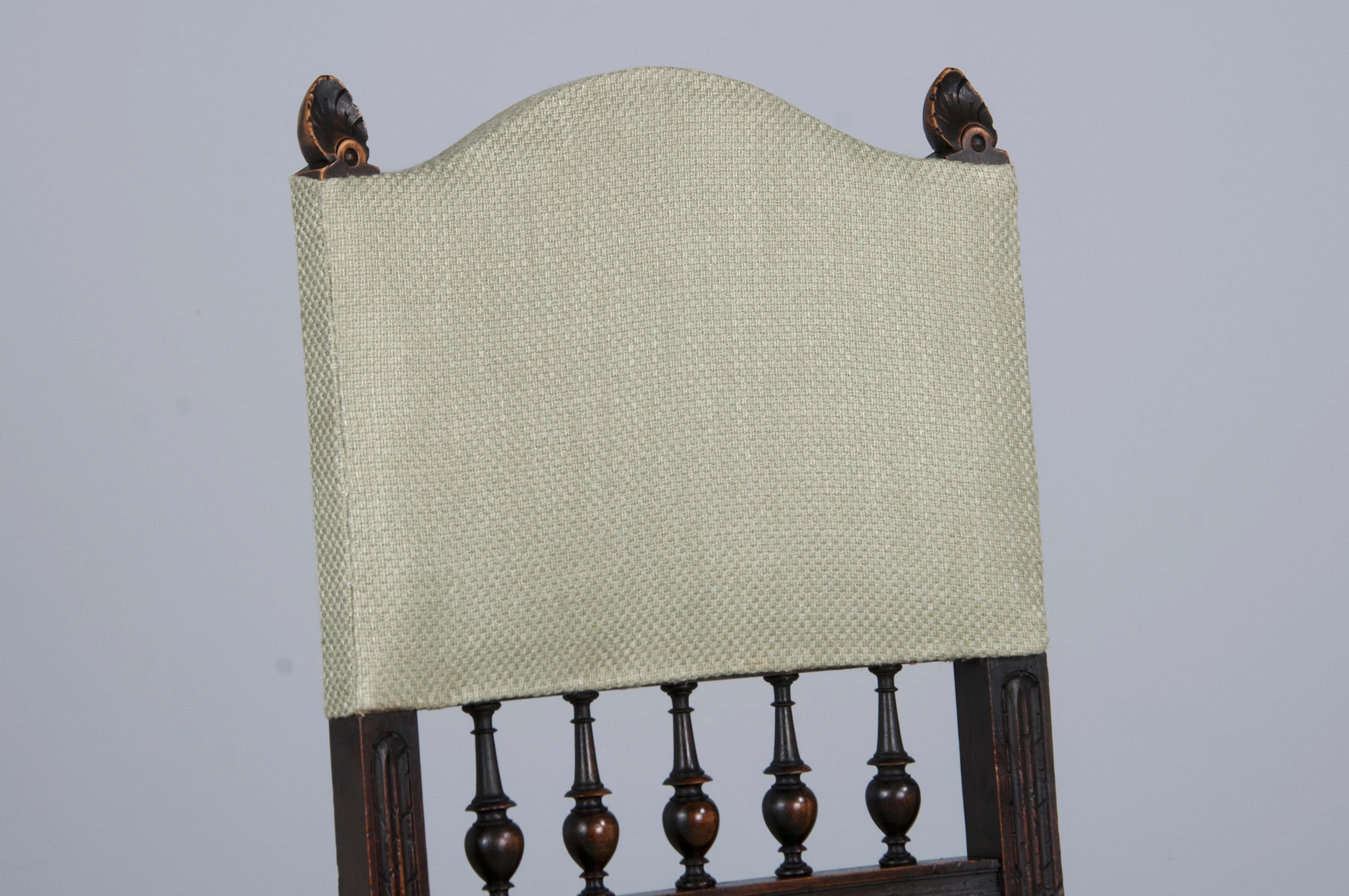 XIXe siècle Anciennes chaises de salle à manger en noyer de style Henry II, avec tissu vert Sage, ensemble de 6. en vente