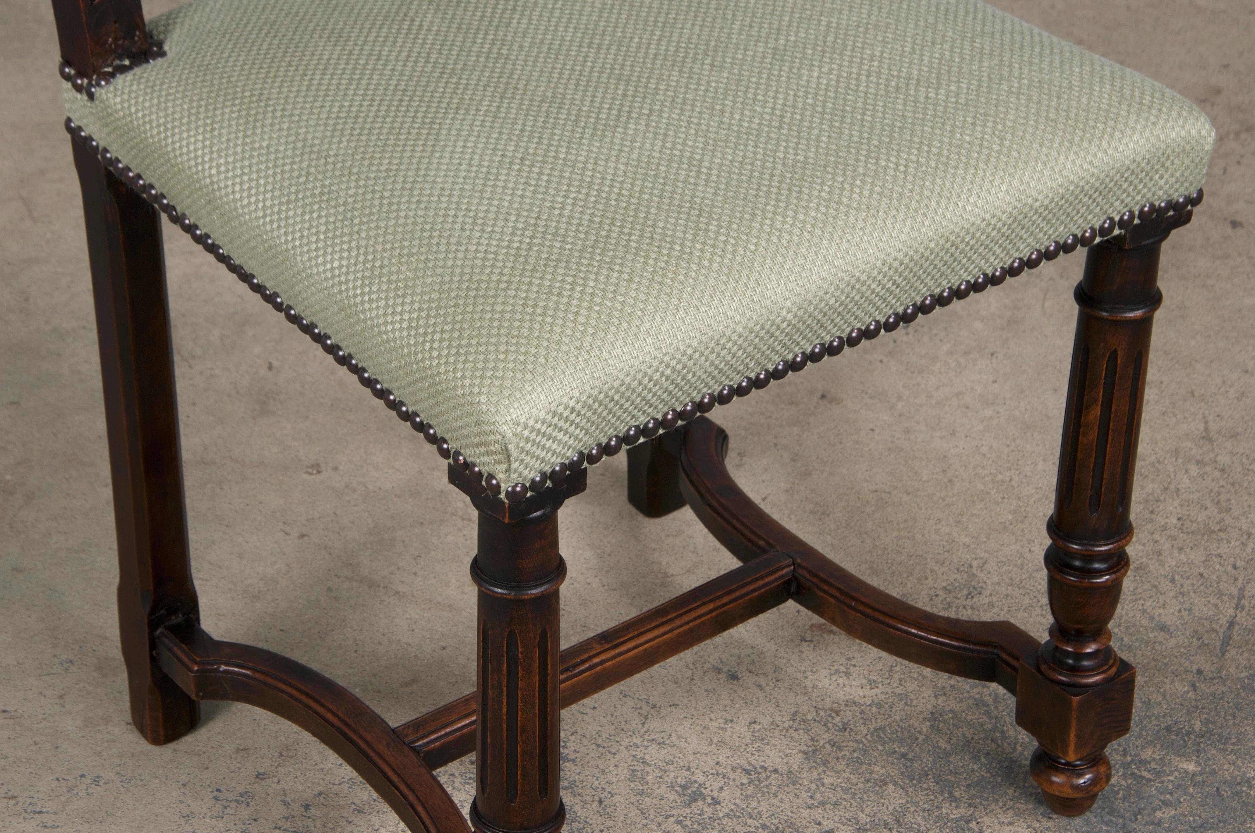Tissu Anciennes chaises de salle à manger en noyer de style Henry II, avec tissu vert Sage, ensemble de 6. en vente