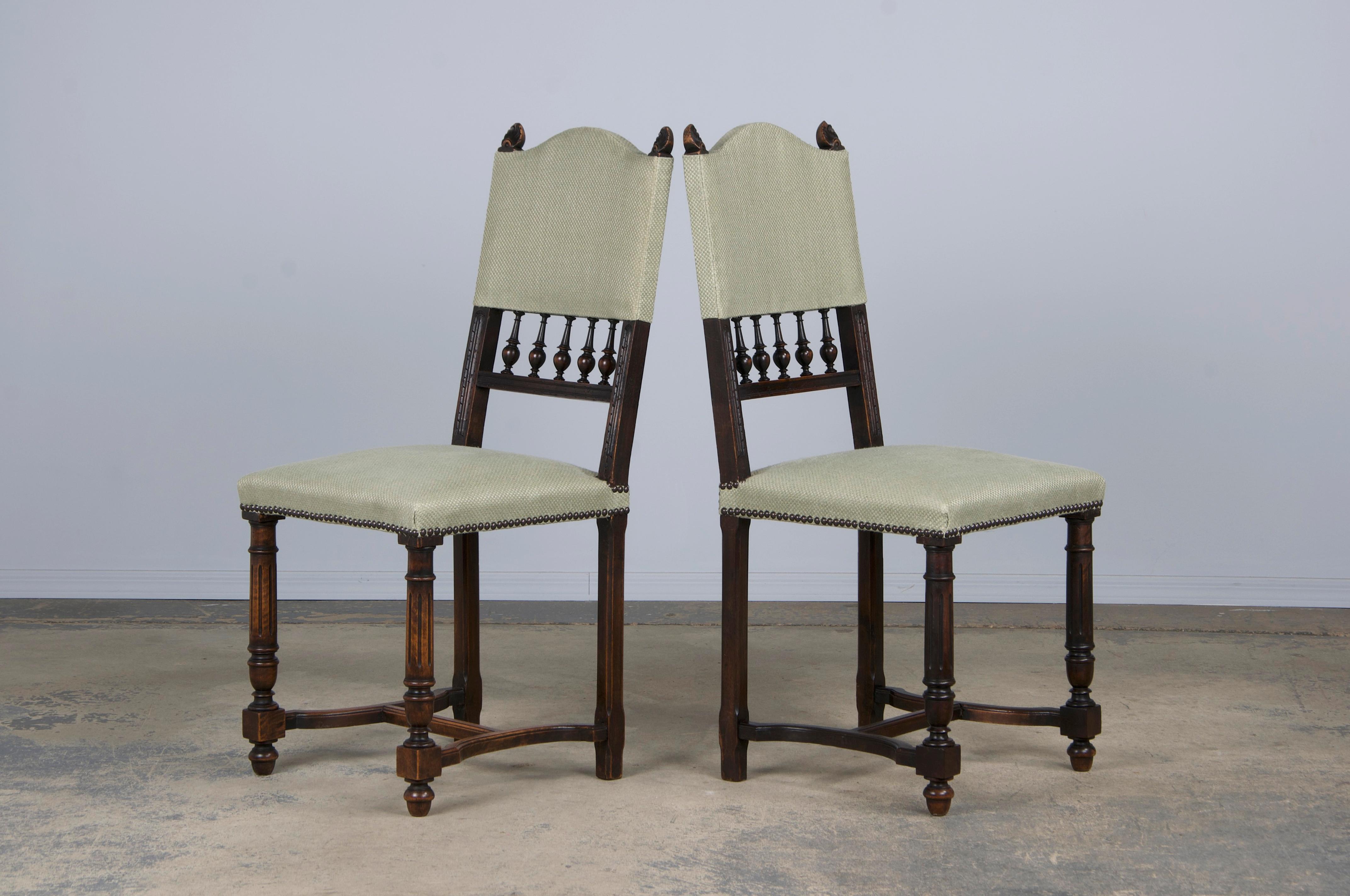 Anciennes chaises de salle à manger en noyer de style Henry II, avec tissu vert Sage, ensemble de 6. en vente 1
