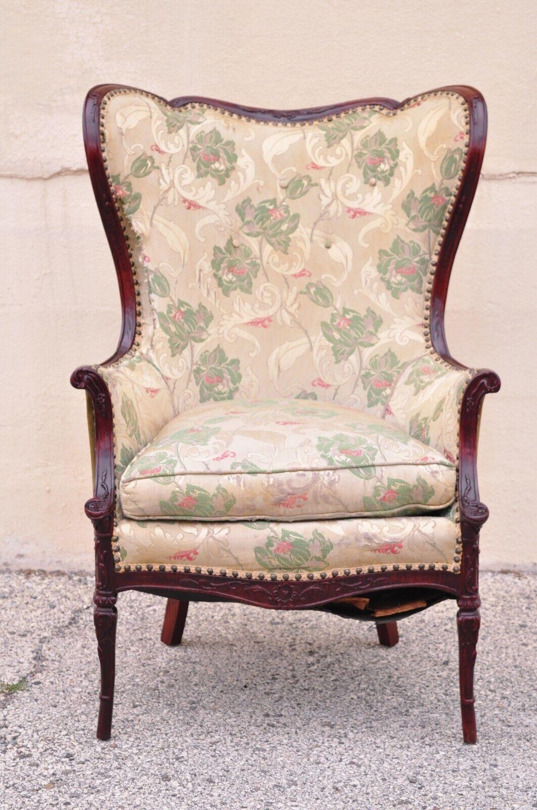 Antiker französischer Hollywood-Regency-Sessel aus geschnitztem Mahagoni. Artikel verfügt über Flügel zurück massivem Mahagoniholz Rahmen, schöne Holzmaserung, schön geschnitzt Detail, verjüngte Beine, sehr schöne antike Element. CIRCA Anfang des